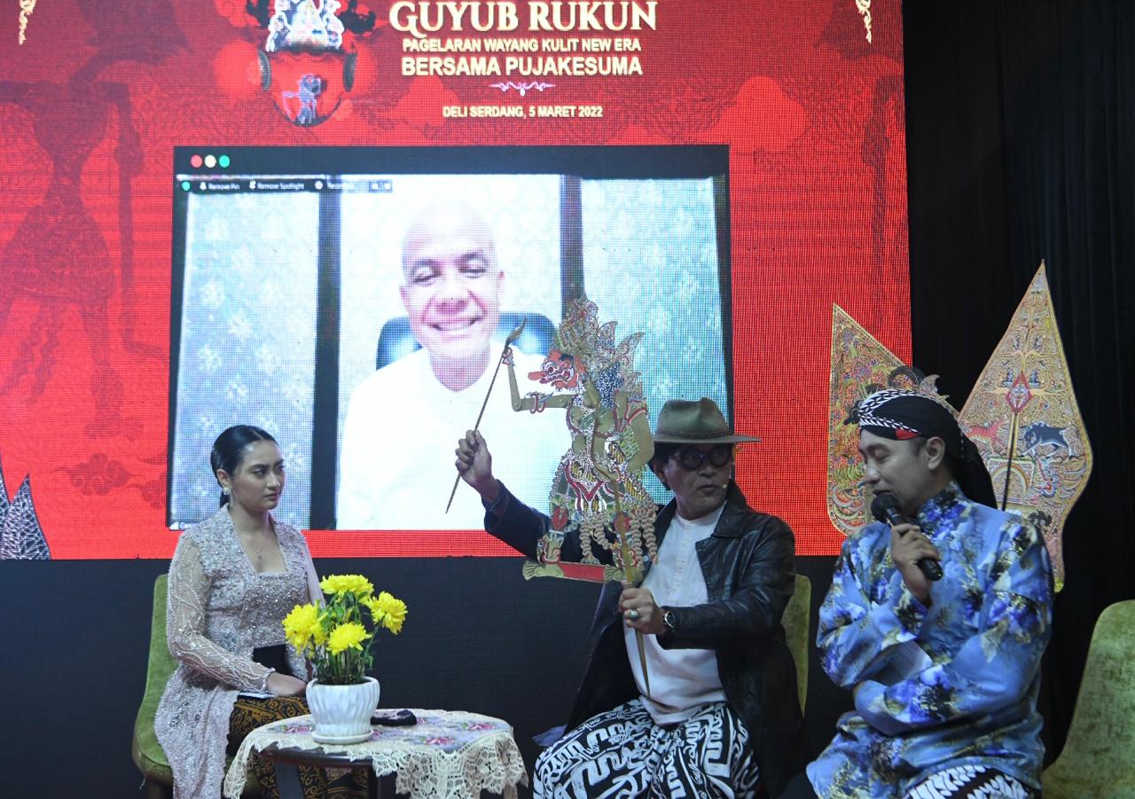  Pagelaran Wayang Kulit New Era yang digelar Pujakesuma (Putra Jawa Kelahiran Sumatra) secara hybrid, luring dan daring, Sabtu malam (5/3)