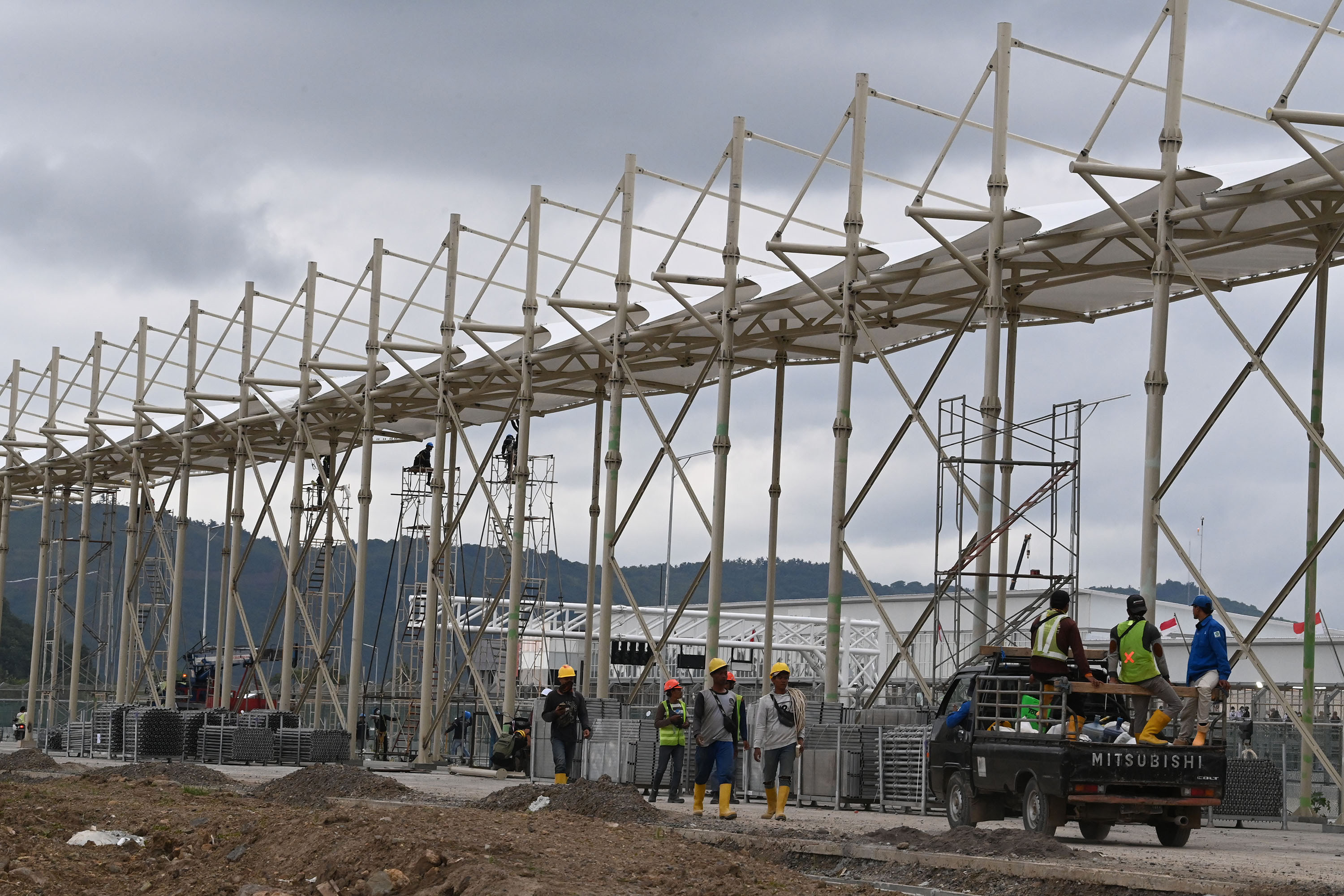 Pekerja menyelesaikan pembangunan tribun penonton jelang balapan MotoGP 2022 di Pertamina Mandalika International Street Circuit.