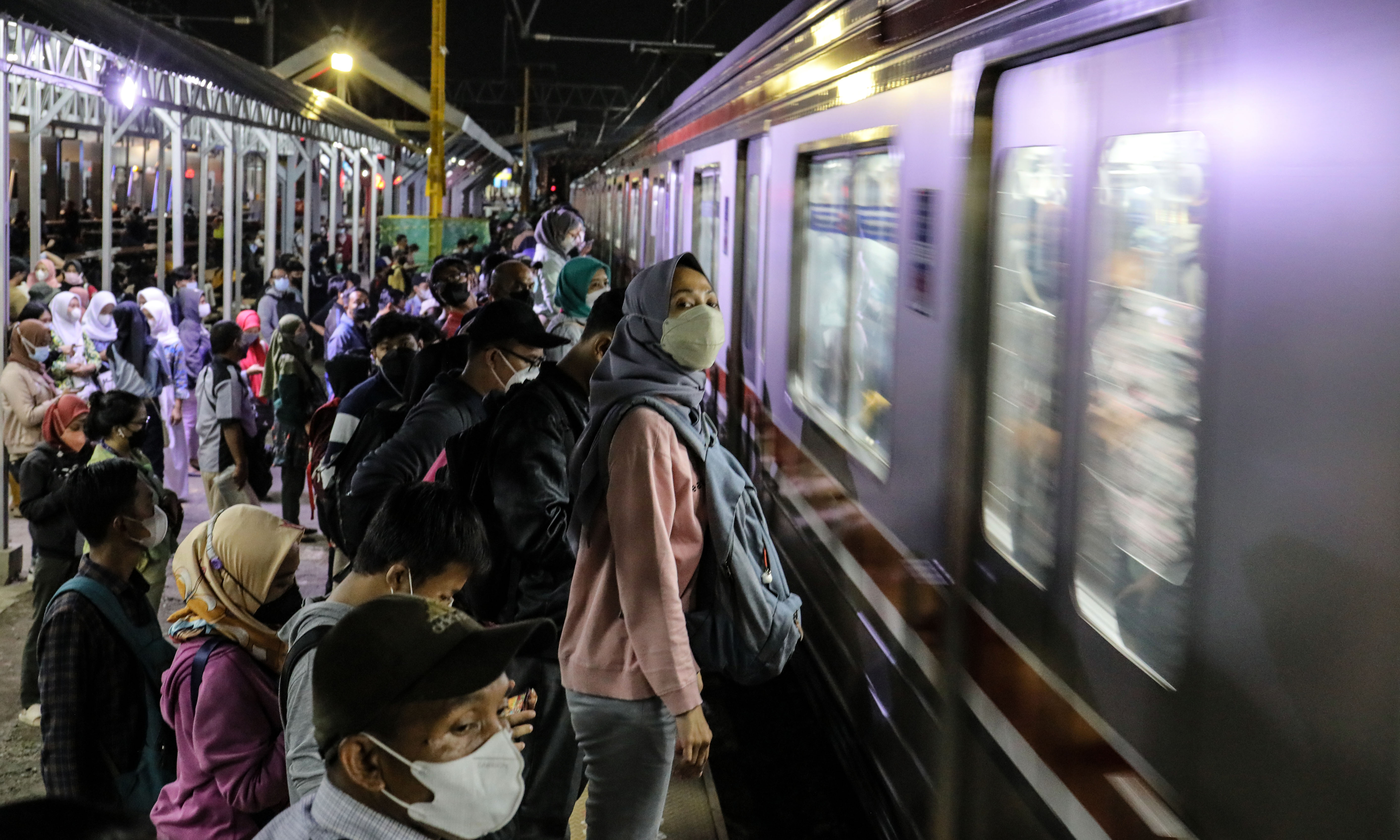 Calon penumpang menunggu KRL tujuannya datang