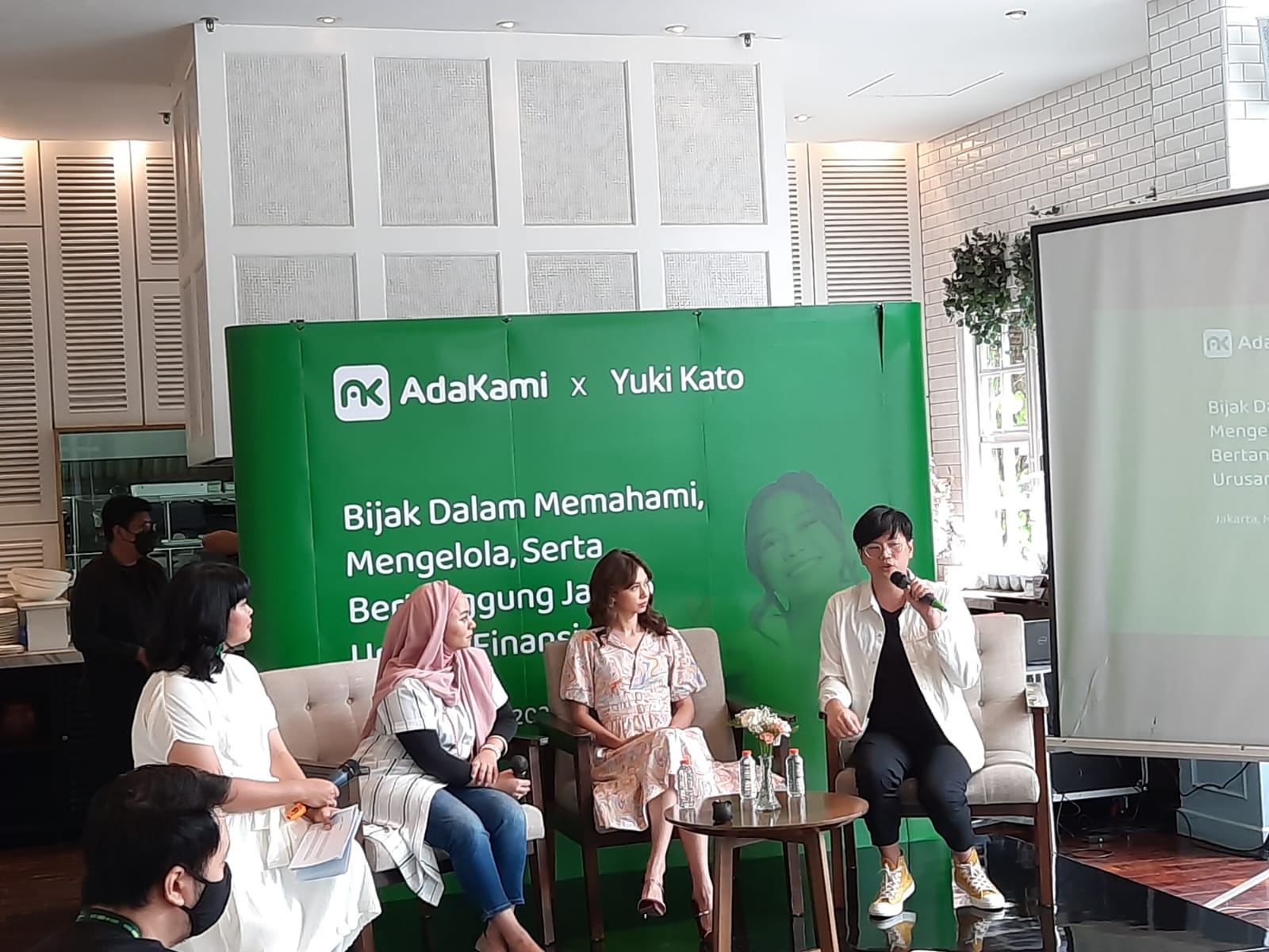 Perusahaan fintech peer to peer lending AdaKami mengumumkan kolaborasinya dengan artis Yuki Kato di Jakarta, Senin (21/3).