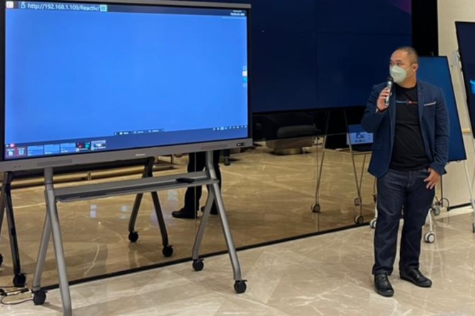 Hisense, V2 Indonesia Luncurkan Model Terbaru Papan Tulis Interaktif