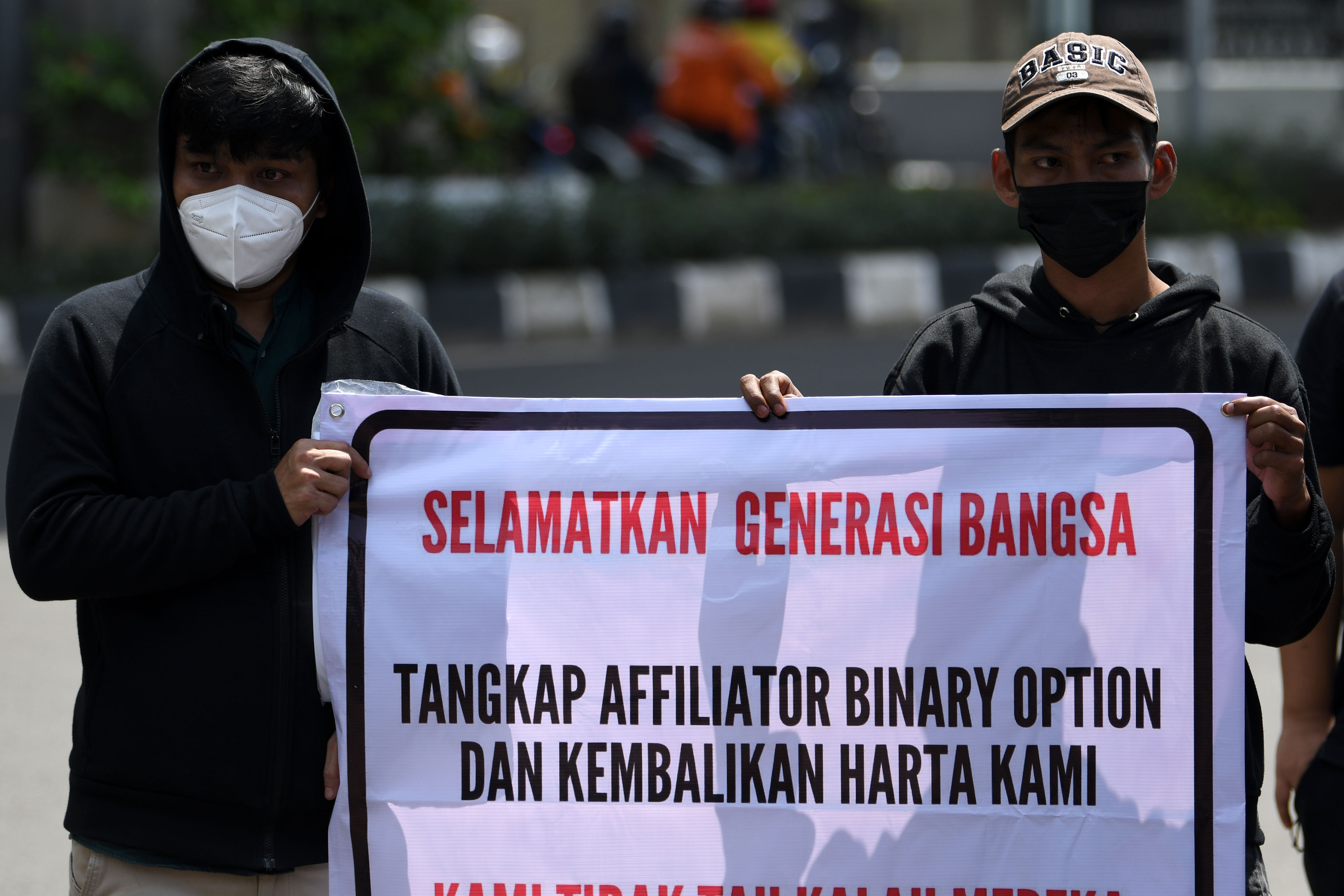 Sejumlah korban penipuan investasi bodong Binomo berunjuk rasa di depan Mabes Polri, Jakarta.