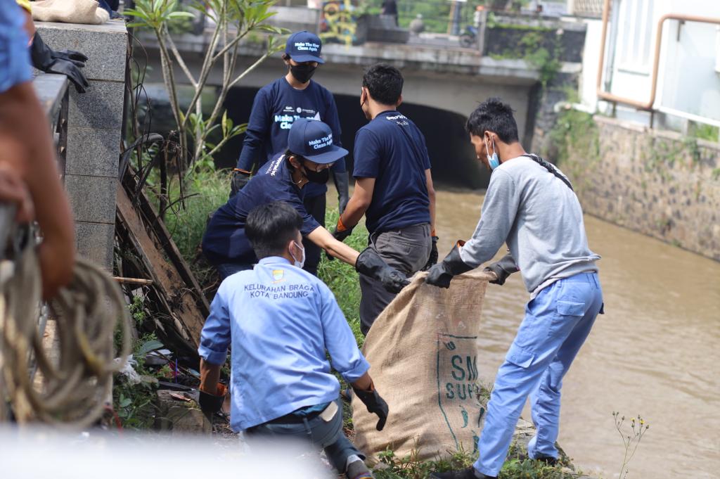 Kegiatan River Clean Up Project yang melibatkan 50 sukarelawan untuk membersihkan sungai Cikapundung di Bandung, Jawa Barat.
