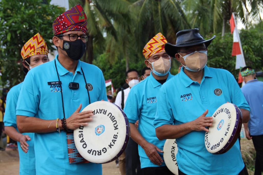 Menparekraf Sandiaga Uno disambut antusias oleh masyarakat di Desa Wisata Sungai Kupah, Kabupaten Kubu Raya, Provinsi Kalimantan Barat.