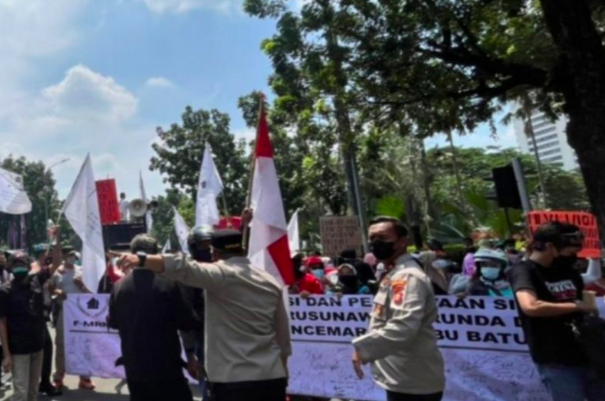 Warga Rusunawa Marunda melakukan aksi unjuk rasa soal pencemaran abu batu bara di depan Balai Kota Jakarta, Senin (14/3/2022) 
