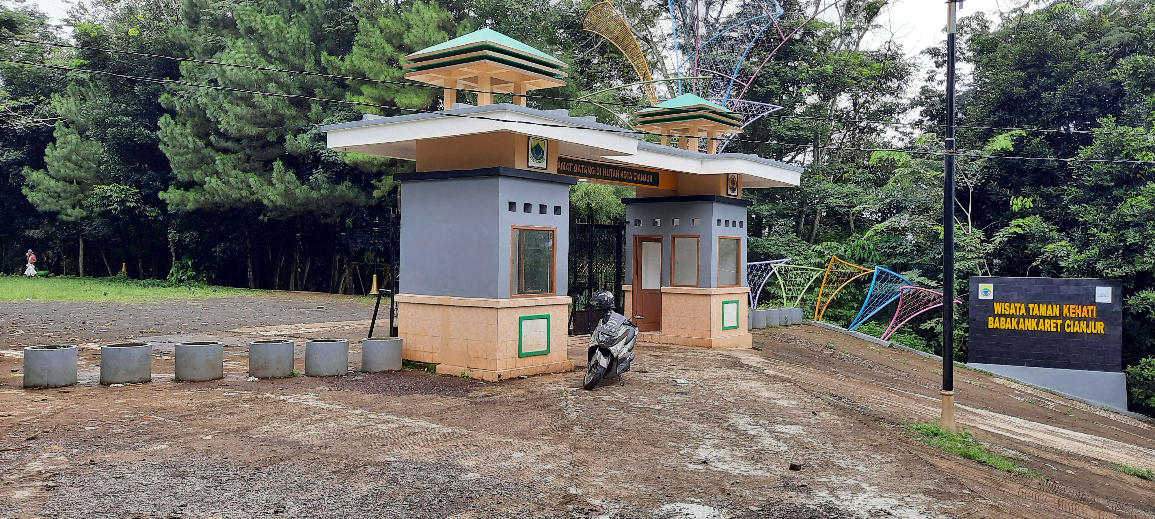 Pintu masuk Hutan Kota Cianjur yang juga jadi Taman Keanekaragaman Hayayti (Kehati)