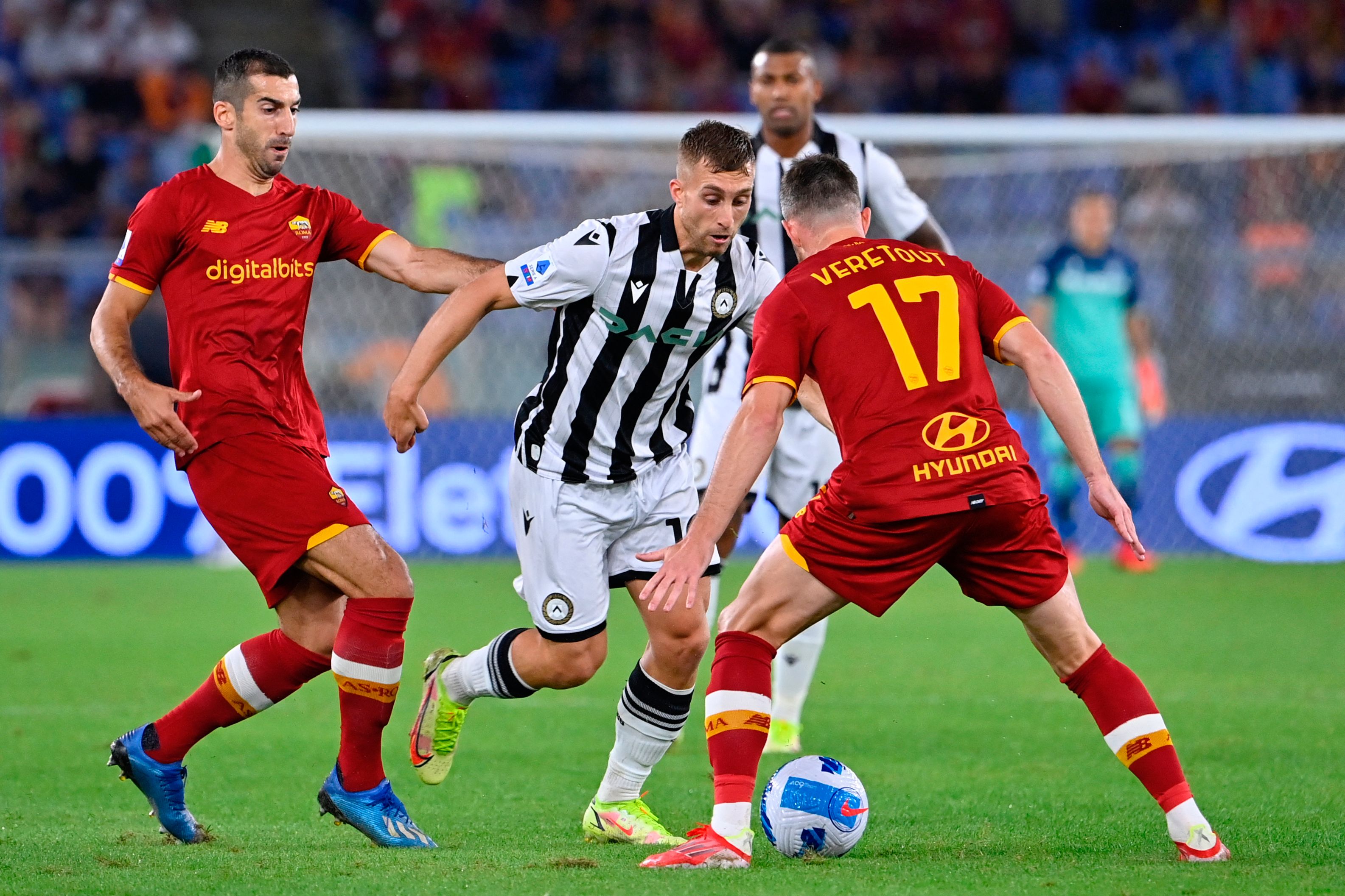 Penyerang Udinese Gerard Deulofeu (tengah)