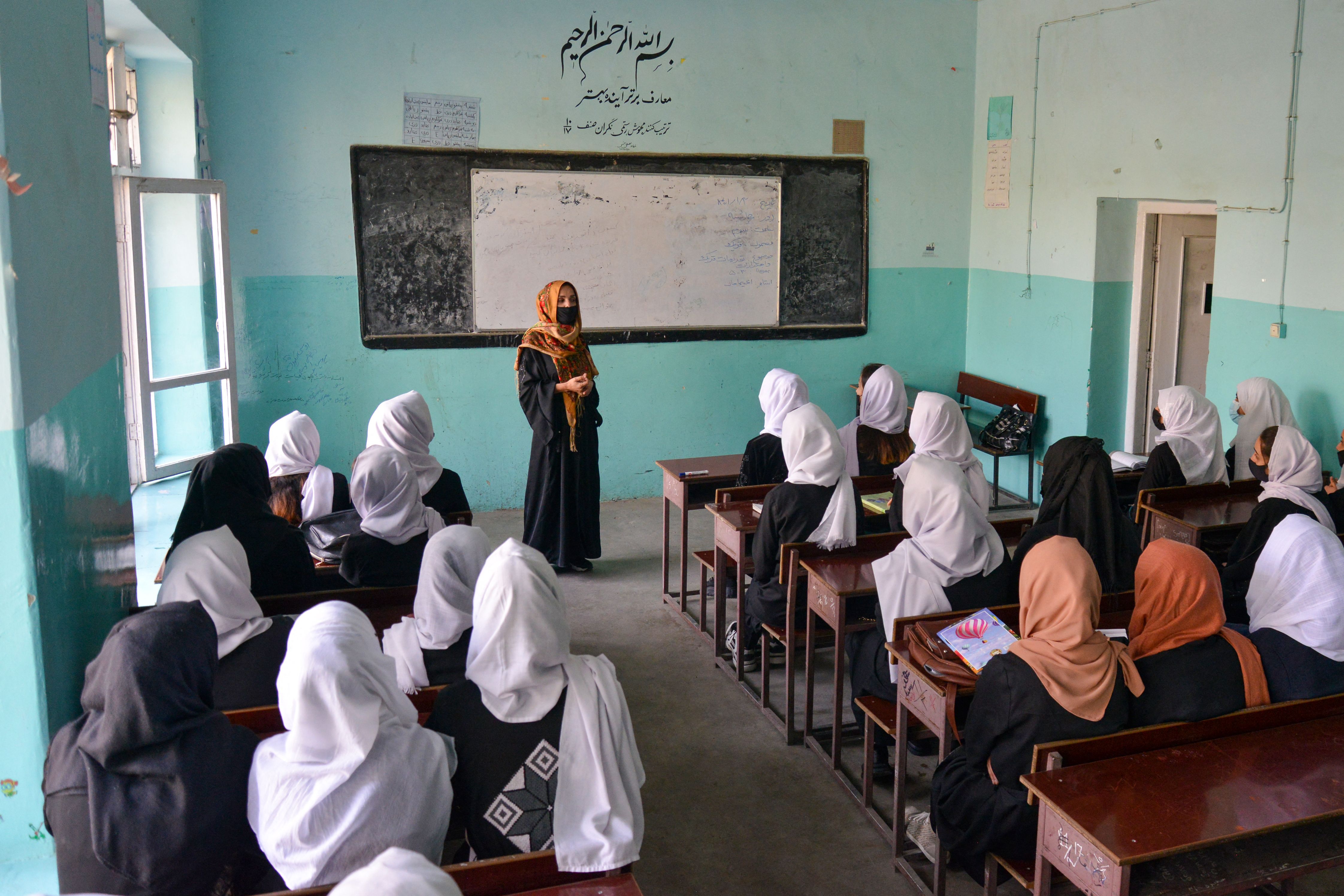 Aktivitas belajar mengajar di sekolah khusus perempuan wilayah Kabul, Afghanistan.