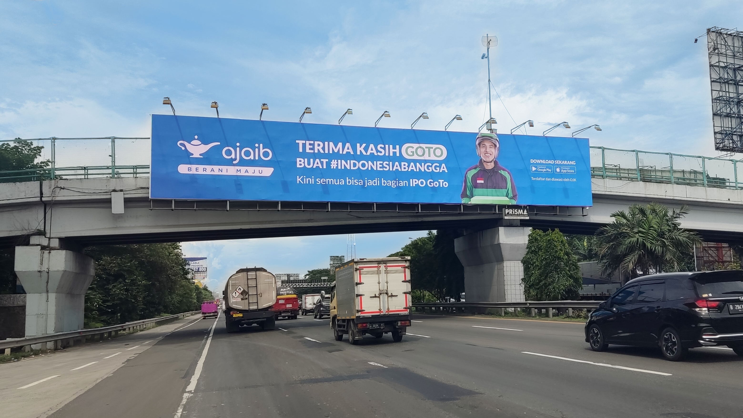 Papan iklan yang menunjukkan IPO GoTo