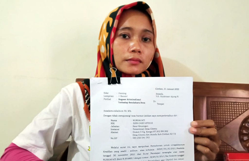 Bendahara Desa Nurhayati menunjukkan surat permohonan dirinya yang telah dijadikan tersangka di Cirebon, Jawa Barat, akhir pekan lalu.