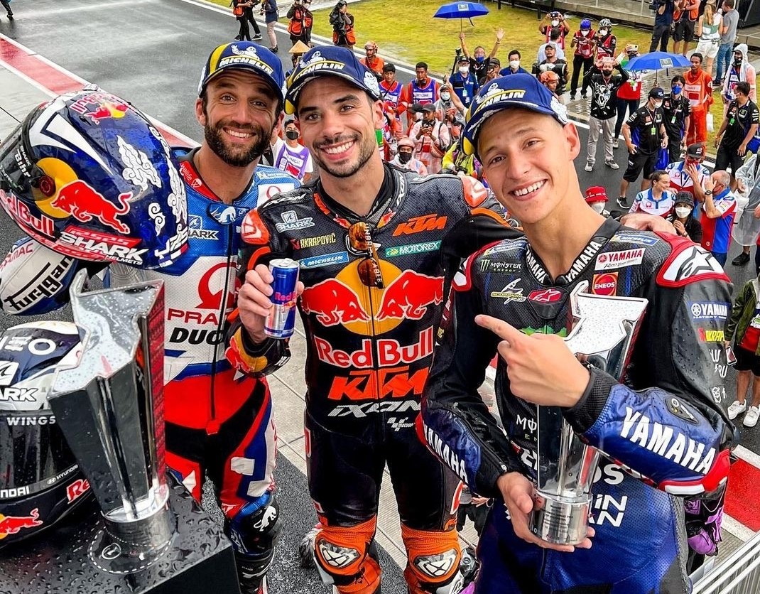 Presiden Jokowi Berikan Trofi kepada Juara MotoGP