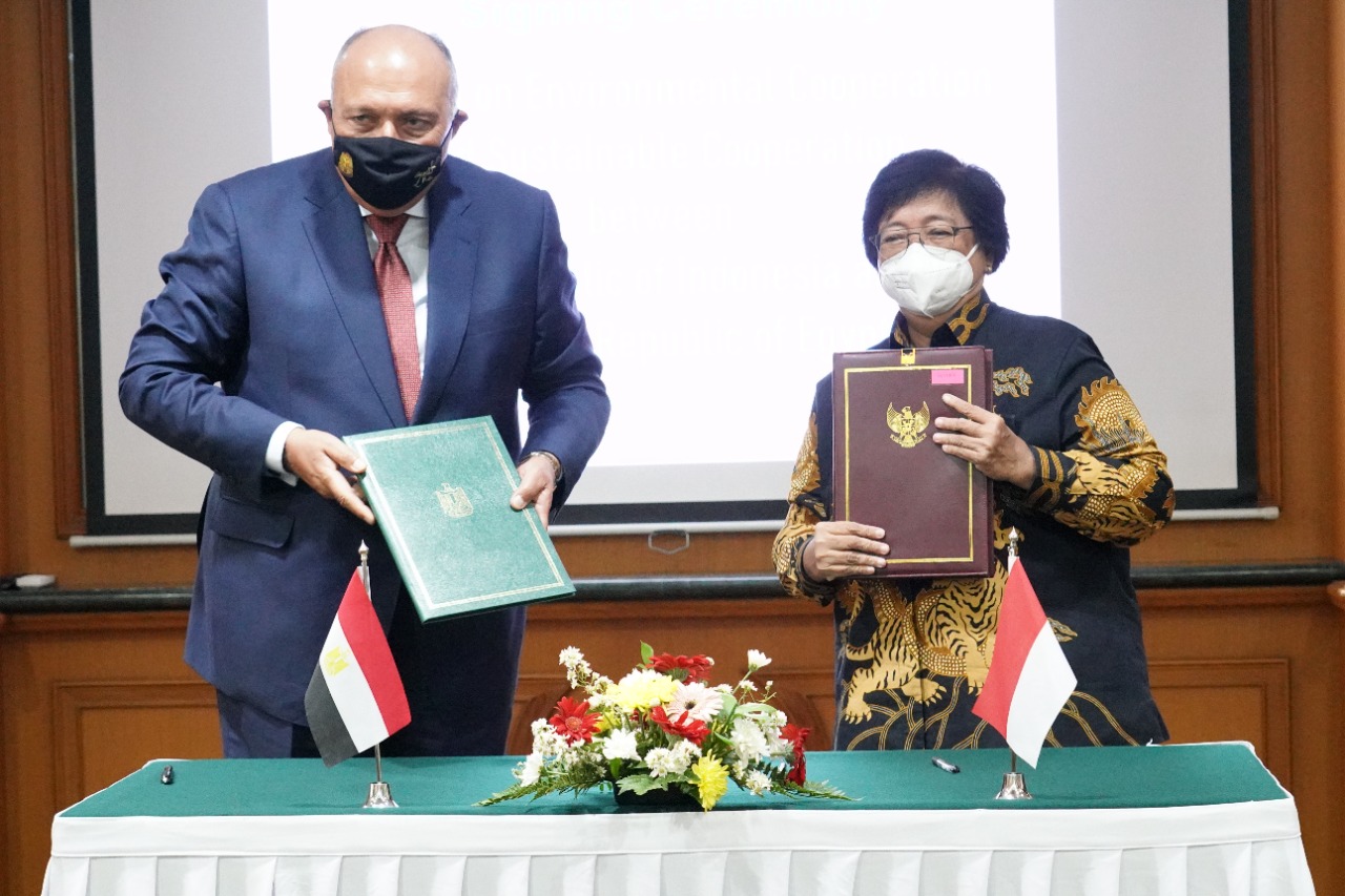 Menteri LHK Siti Nurbaya (kanan) dan  Menteri Luar Negeri Republik Arab Mesir, Sameh Shoukry.
