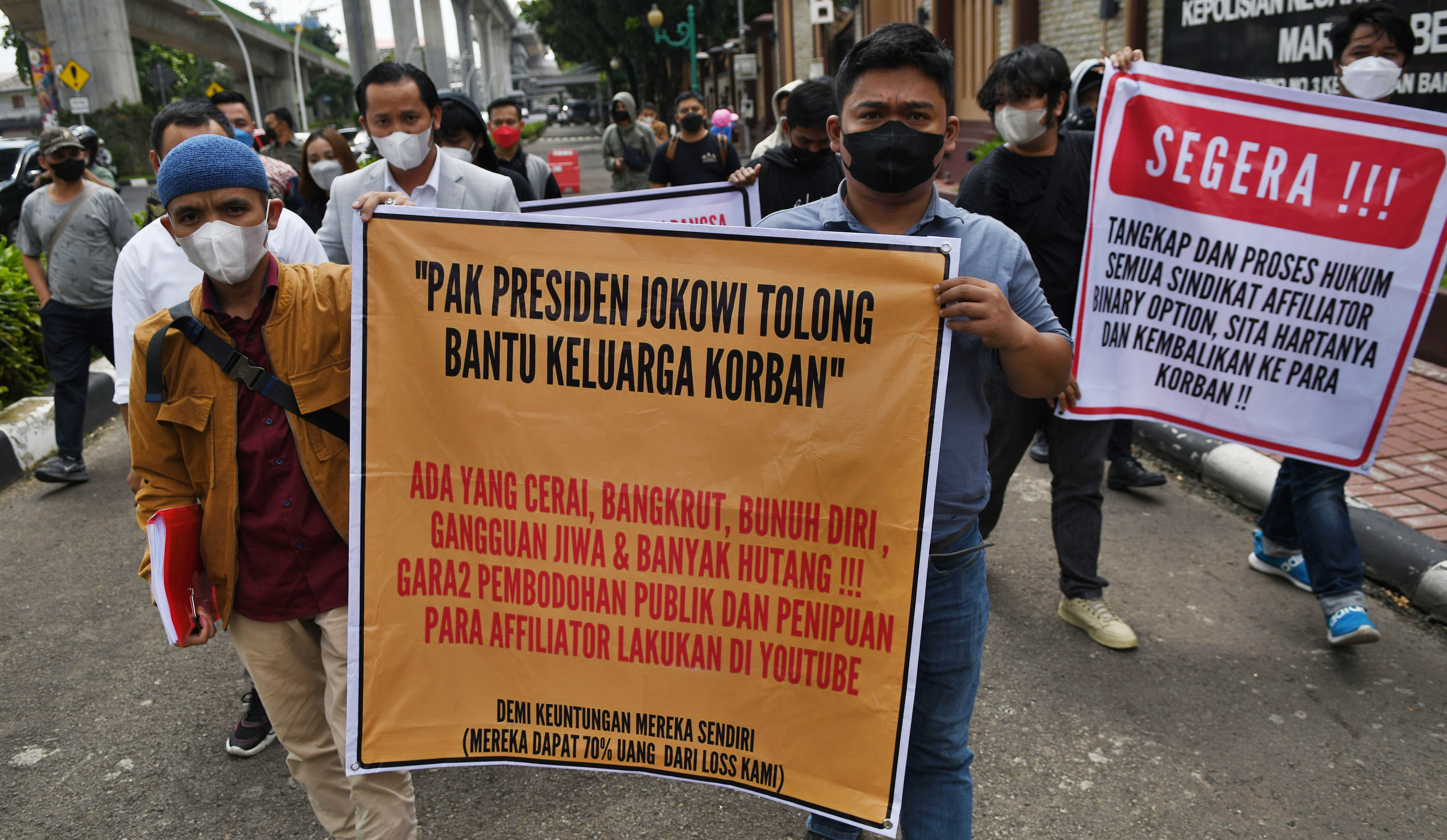 Korban penipuan investasi bodong berkedok aplikasi trading binary option (investasi) Binomo berunjuk rasa di depan Mabes Polri.