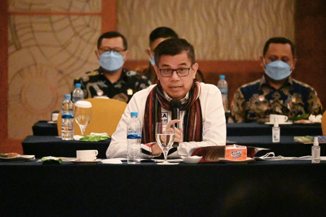 Anggota Komisi III DPR RI Hinca Panjaitan saat mengikuti pertemuan Tim Kunjungan Kerja Reses Komisi III DPR RI di Medan, Senin (7/3). 