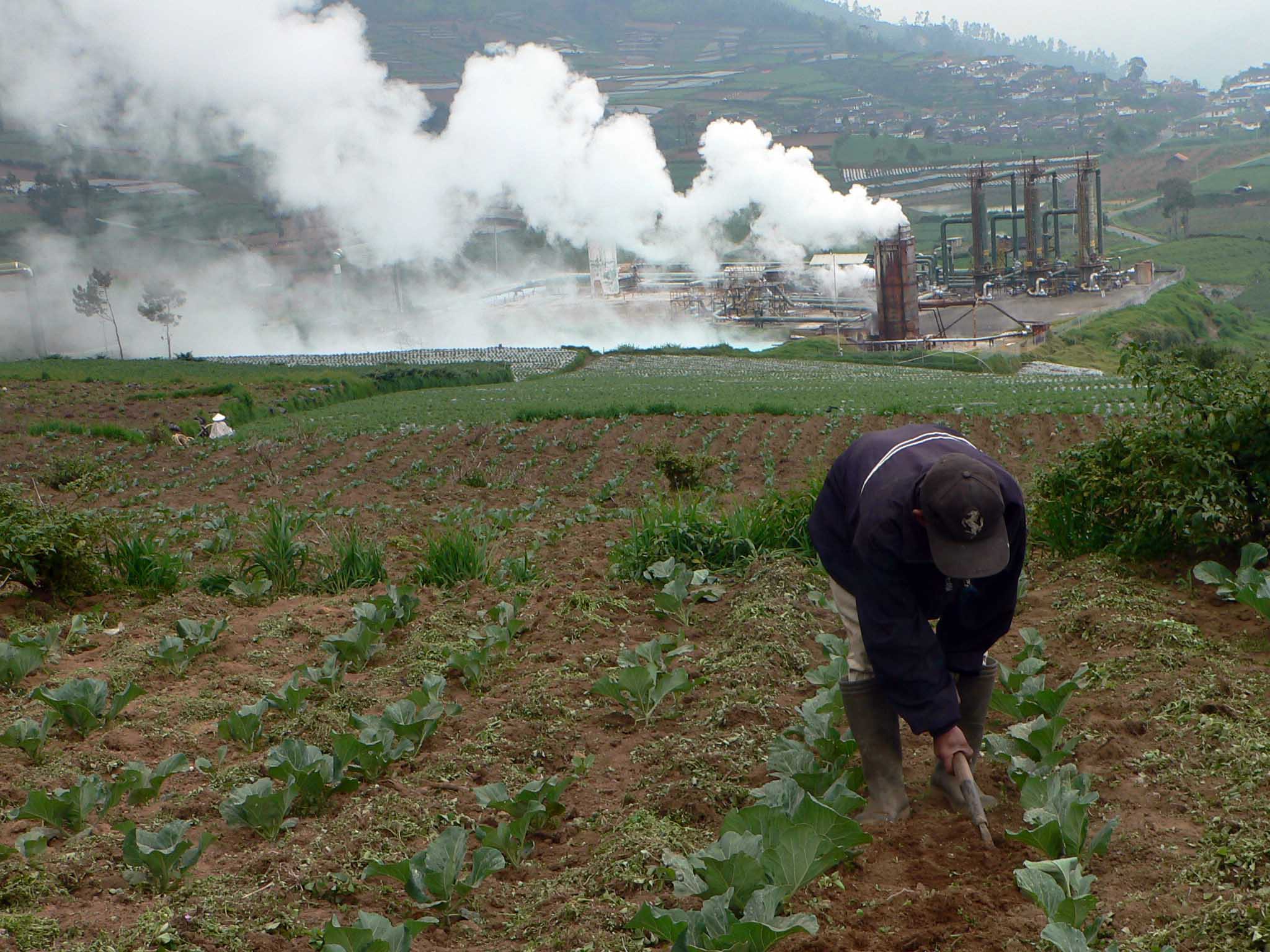 Instalasi pengeboran sumur Pembangkit Listrik Tenaga Gas milik PT Geo Dipa Energi, di Karang Tengah, dataran tinggi Dieng, Banjarnegara
