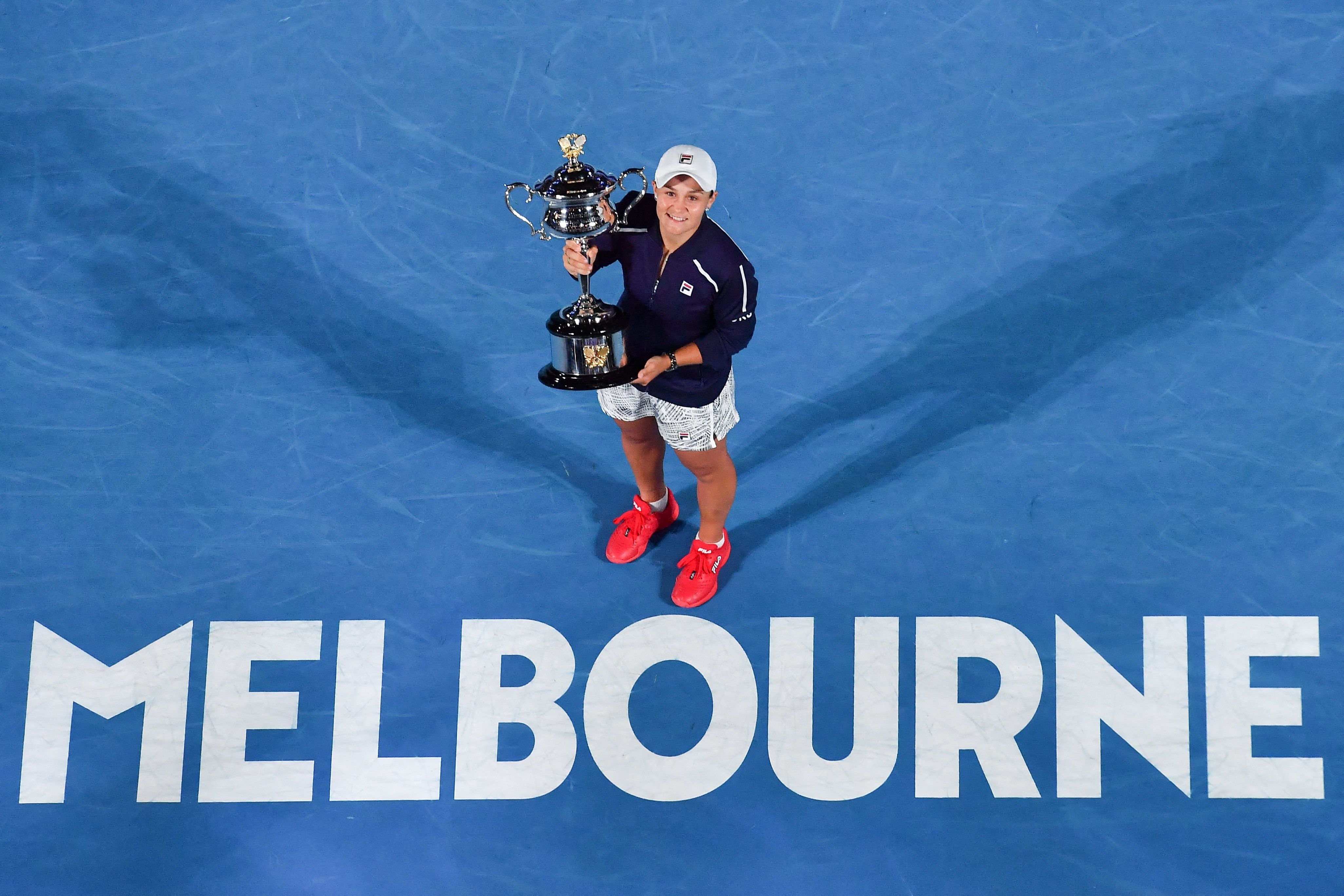 etenisAustralia Ashleigh Barty memamerkan trofi Australia Tebruka yang dimenangkannya pada 29 Januari 2022 lalu.