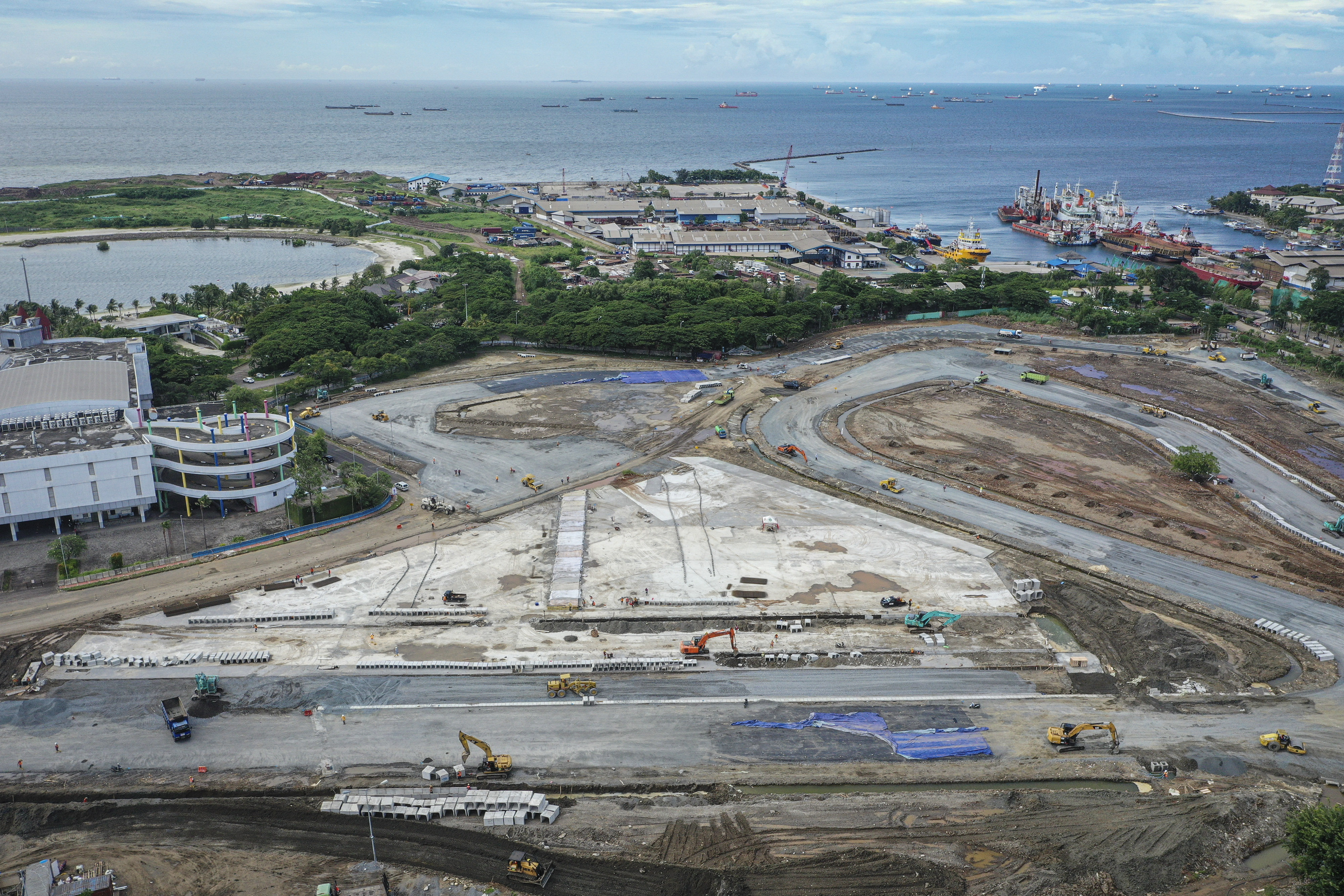 Foto udara suasana pembangunan Jakarta International E-Prix Circuit (JIEC) di kawasan Taman Impian Jaya Ancol, Jakarta.