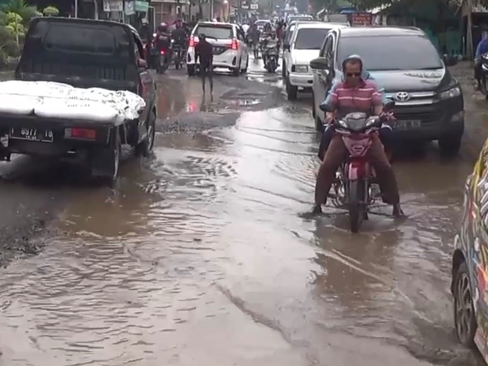 Jalan Provinsi di Subang Rusak Parah