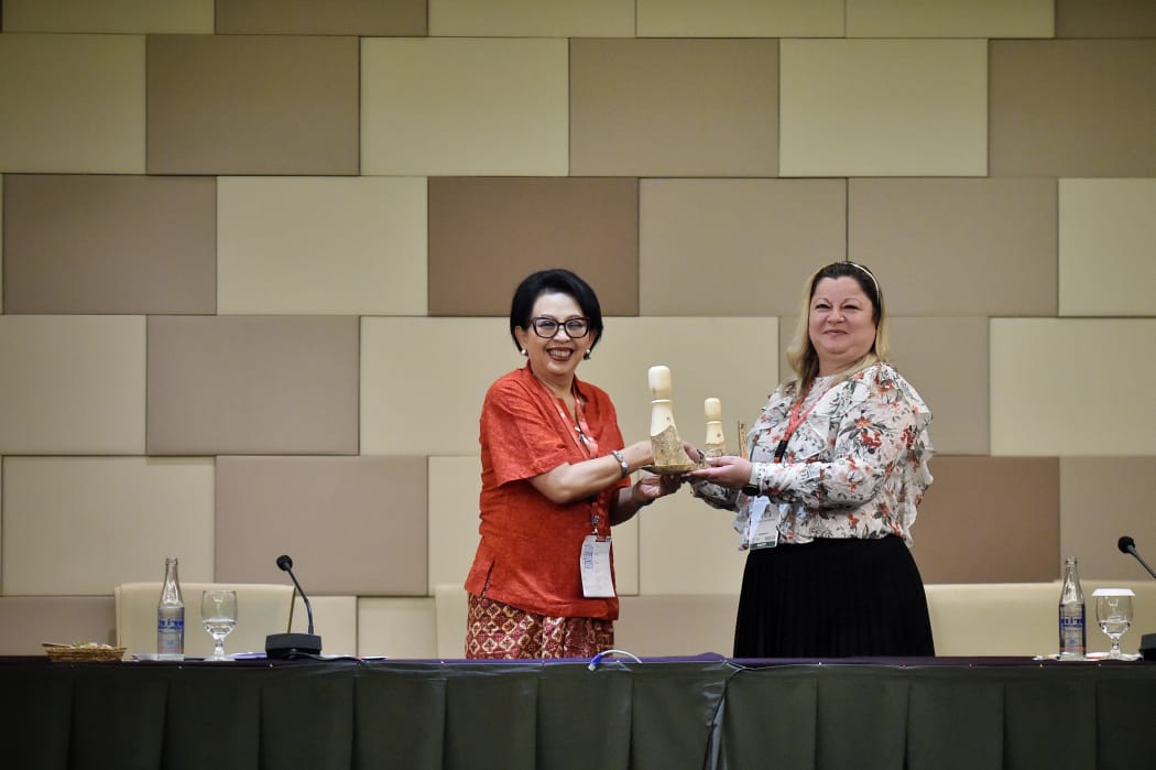 Penyerahan jabatan Presiden COP dari Rosa Vivien Ratnawati kepada Claudia Dumitru dari Rumania dengan menyerahkan boneka Kokeshi.