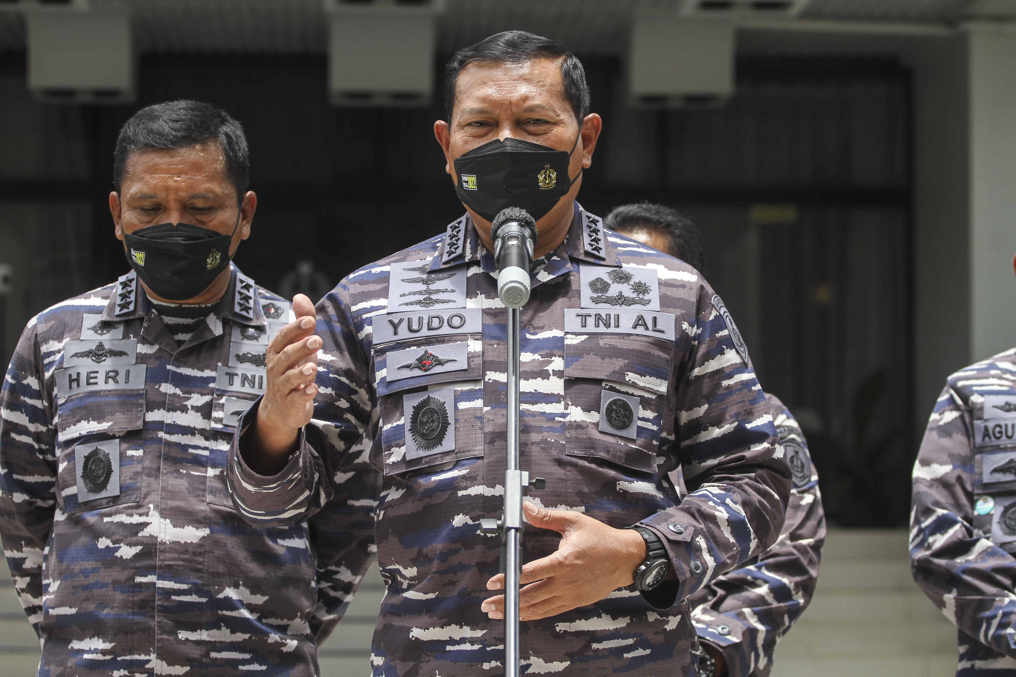 Kepala Staf Angkatan Laut (KSAL) Laksamana TNI Yudo Margono (kanan) memberikan keterangan pers usai rapim di Mabesal, Cilangkap, Jakarta, Ra