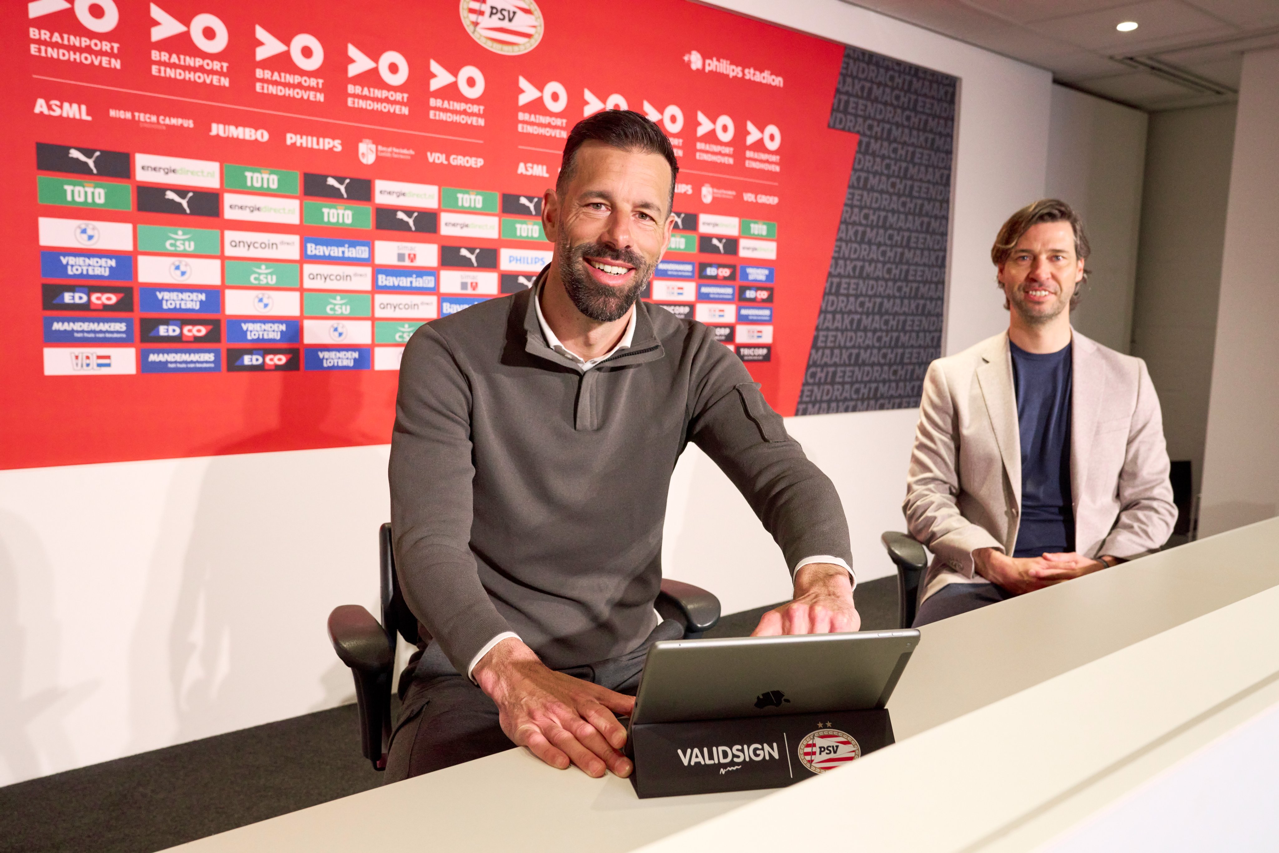 Ruud van Nistelrooy saat meneken kontrak sebagai pelatih baru PSV.