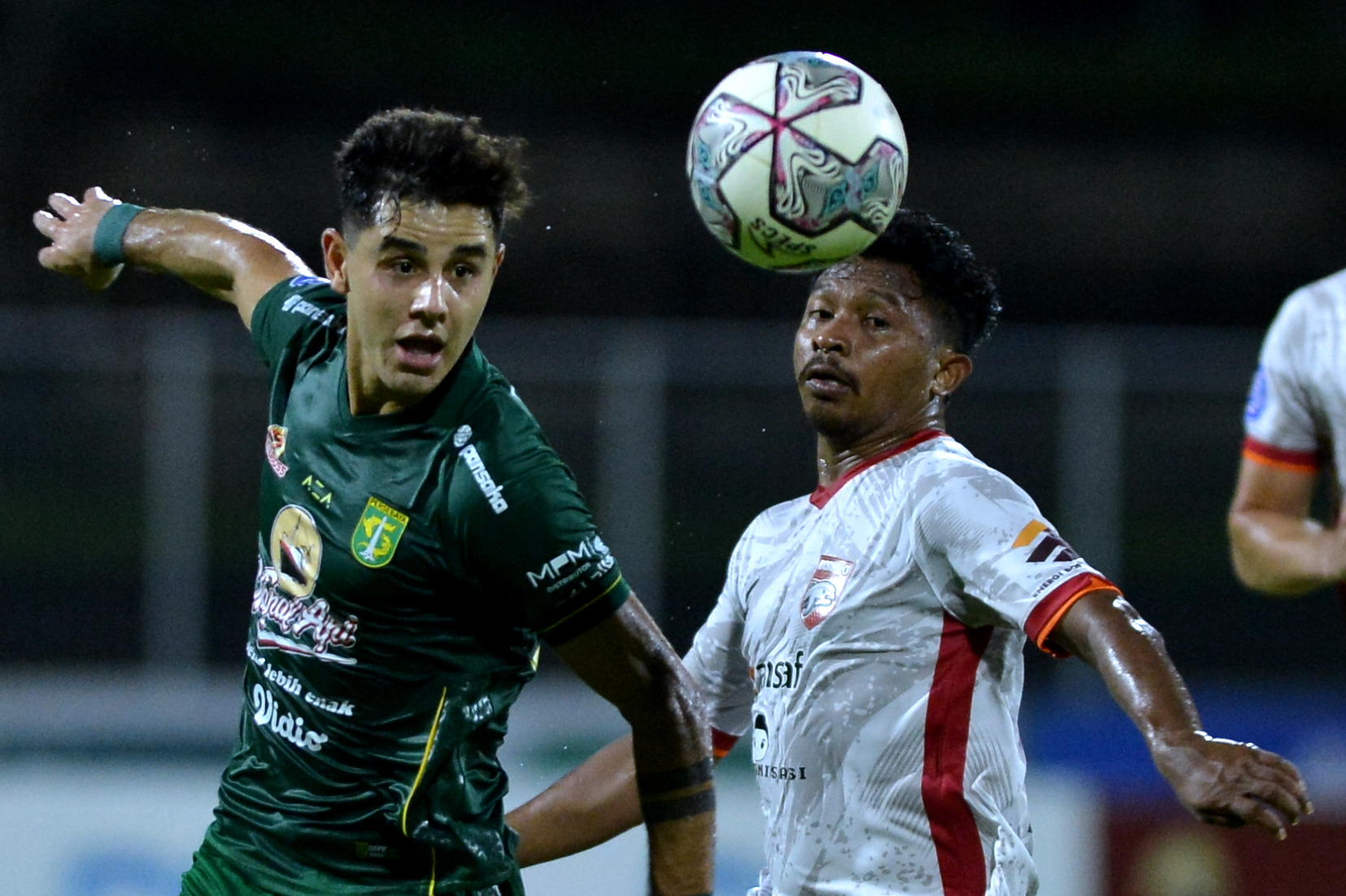 Pemain Persebaya saat berebut bola dengan pemain Borneo FC di pertandingan Liga 1.