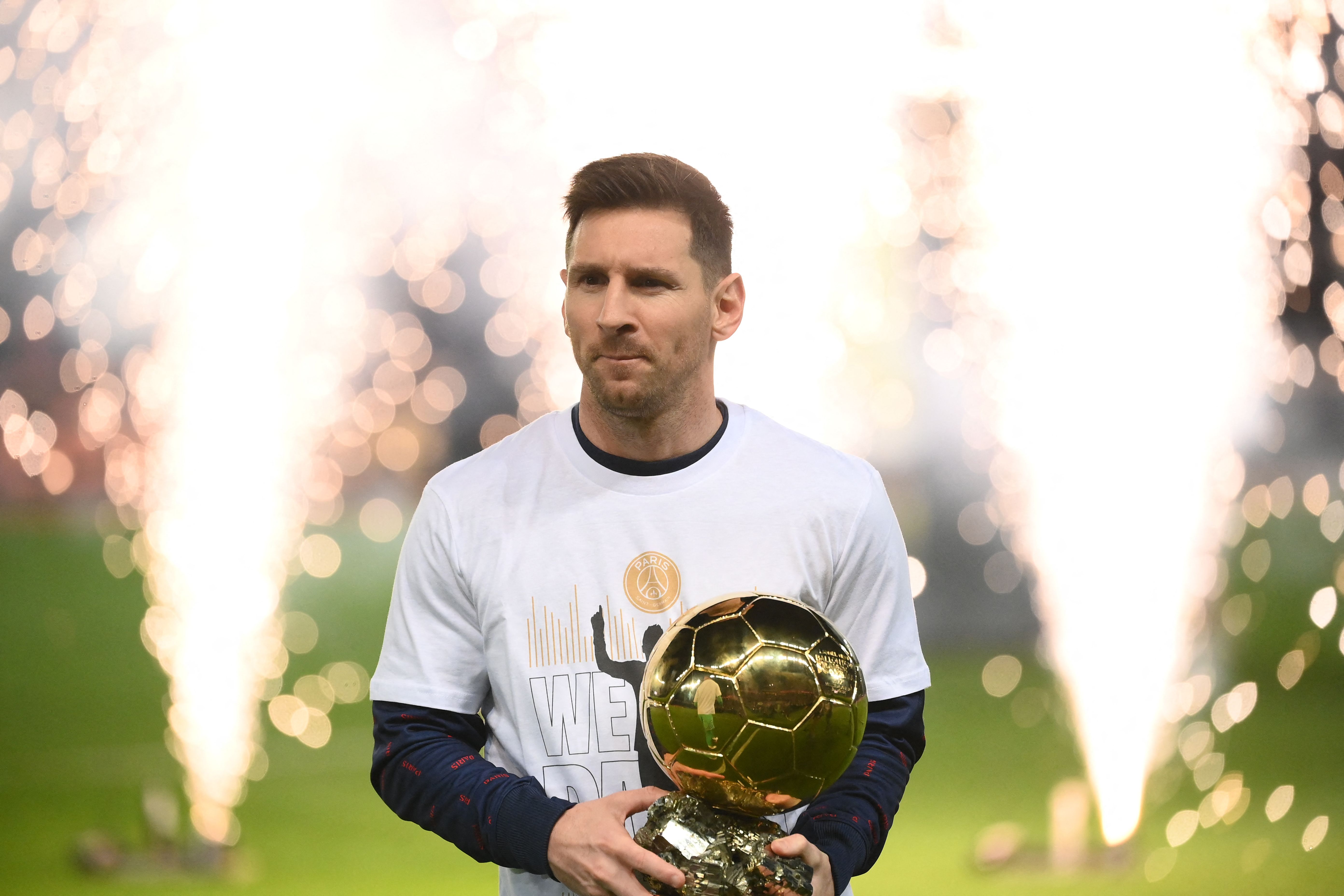 Penyerangan Paris Saint-Germain Lionel Messi meraih penghargaan Ballon d'Or 2021. 