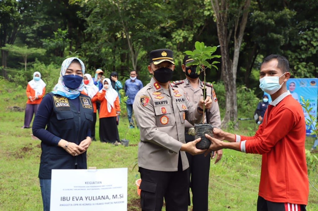 Anggota DPR RI Eva Yuliana dan Kapolres Sukoharjo menyerahkan bibit buah-buahan kepada warga