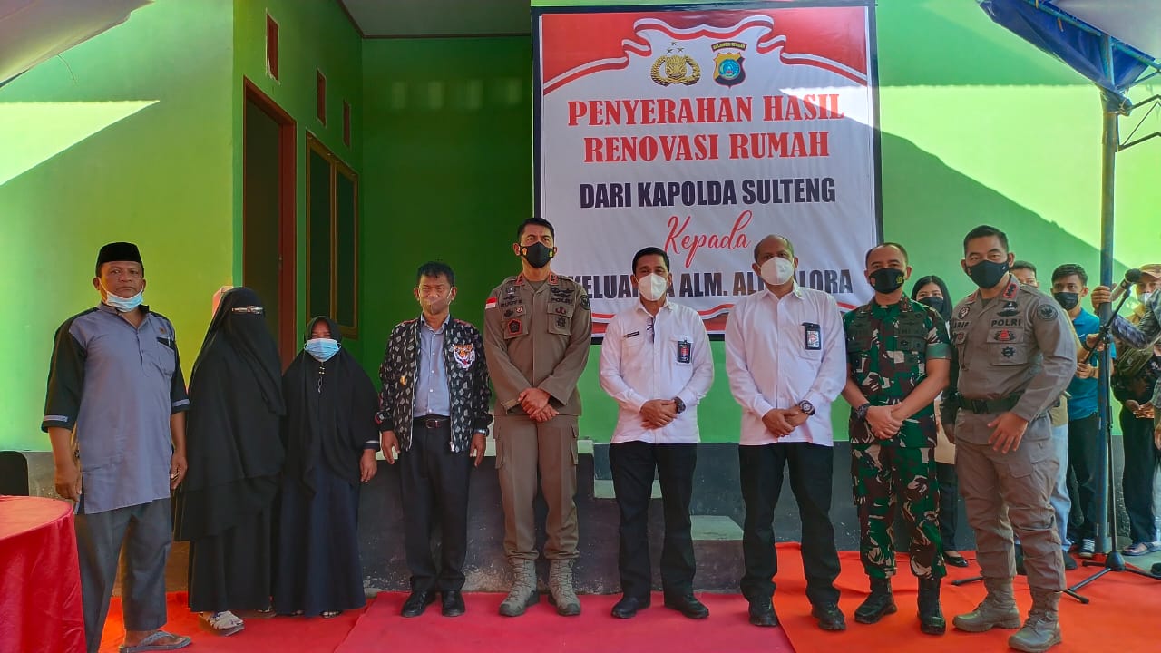 Kapolda Sulawesi Tengah  Irjen Pol Rudy Sufahriadi memberikan bantuan renovasi rumah kepada mantan narapidana teroris, Tini Susanti Kaduku