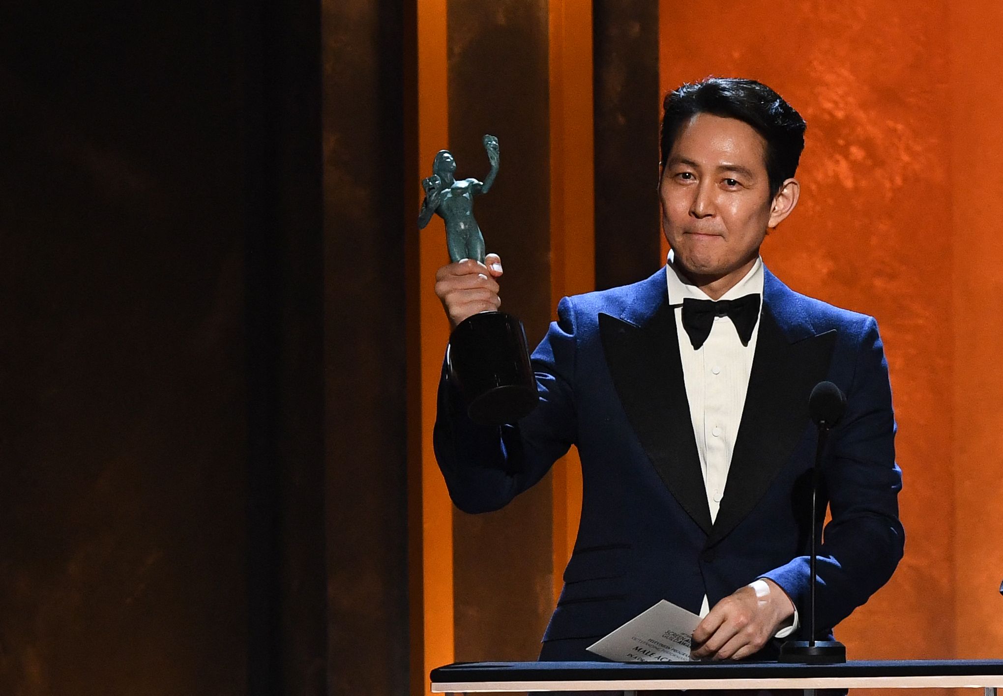 Aktor Korea Lee Jung-jae saat menerima penghargaan SAG Awards atas eprannya di serial Squid Game