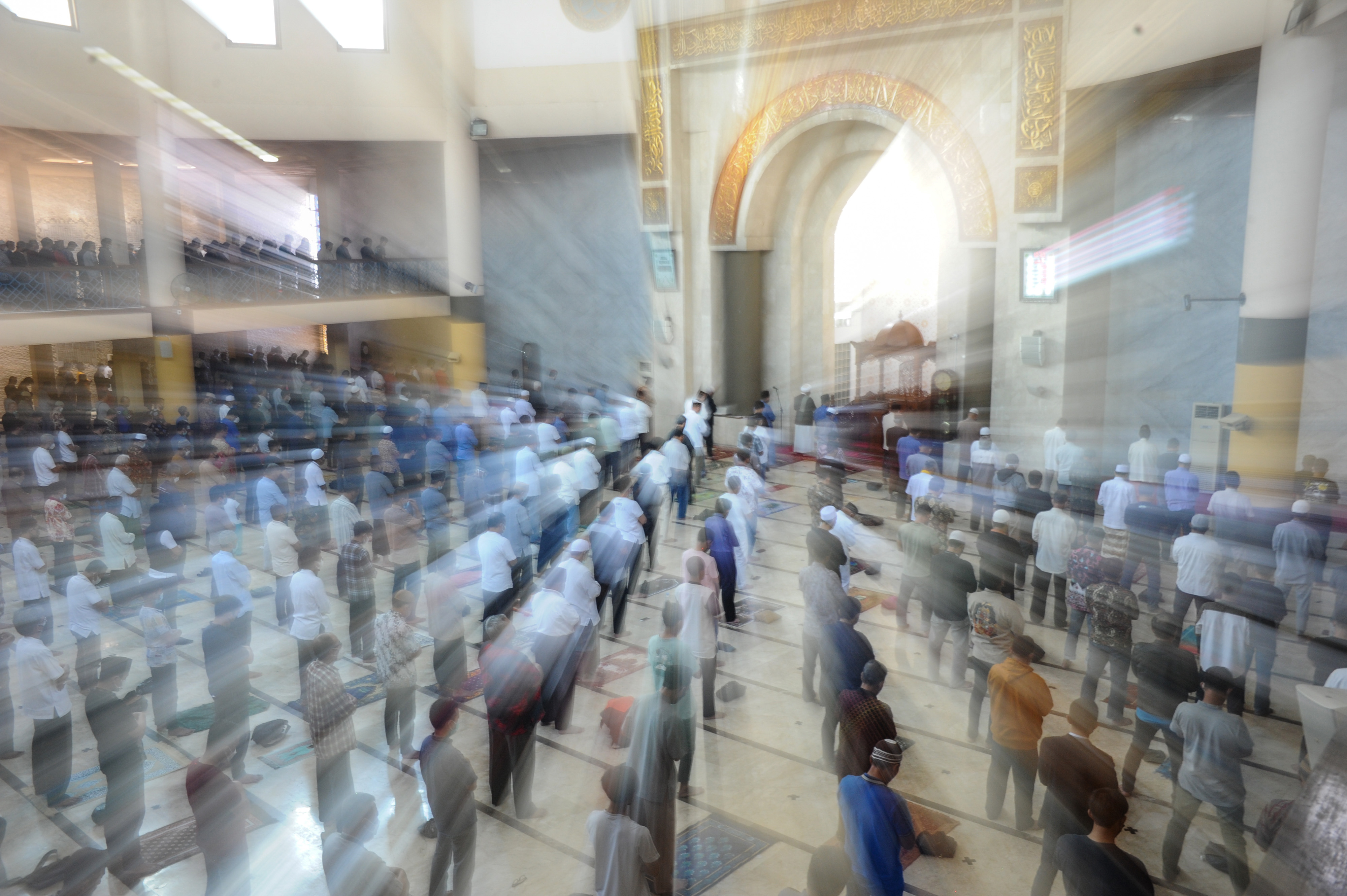 Warga muslim menunaikan Shalat Jumat berjamaah di Masjid Raya Bandung, Jawa Barat, hari ini.