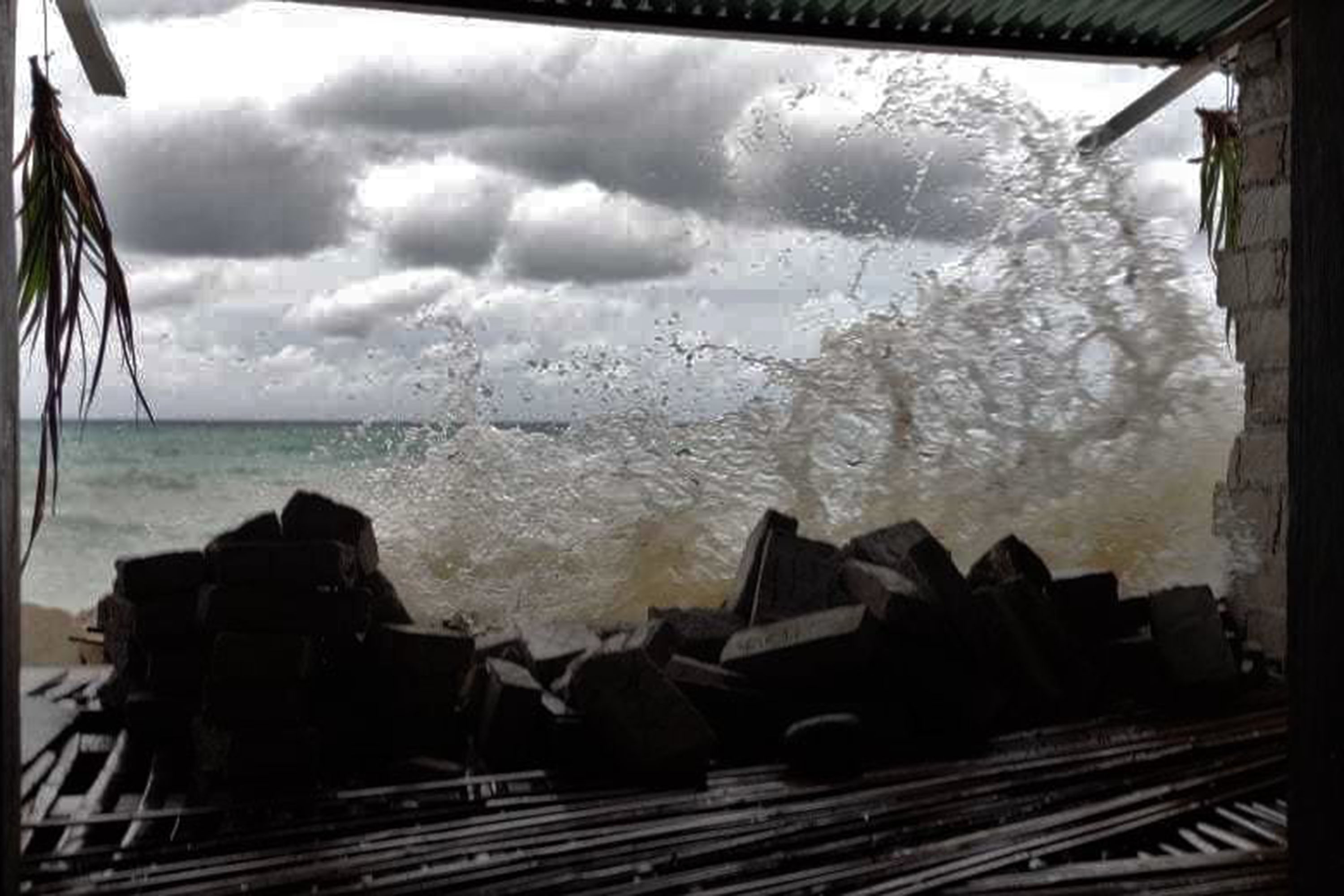 Ombak tinggi merobohkan dinding rumah Kecamatan Batuaatas, Buton Selatan, Sulawesi Tenggara, Jumat (25/2/2022).