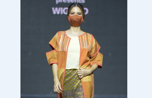 Salah satu busana dari koleksi Daur karya Wignyo Rahadi.