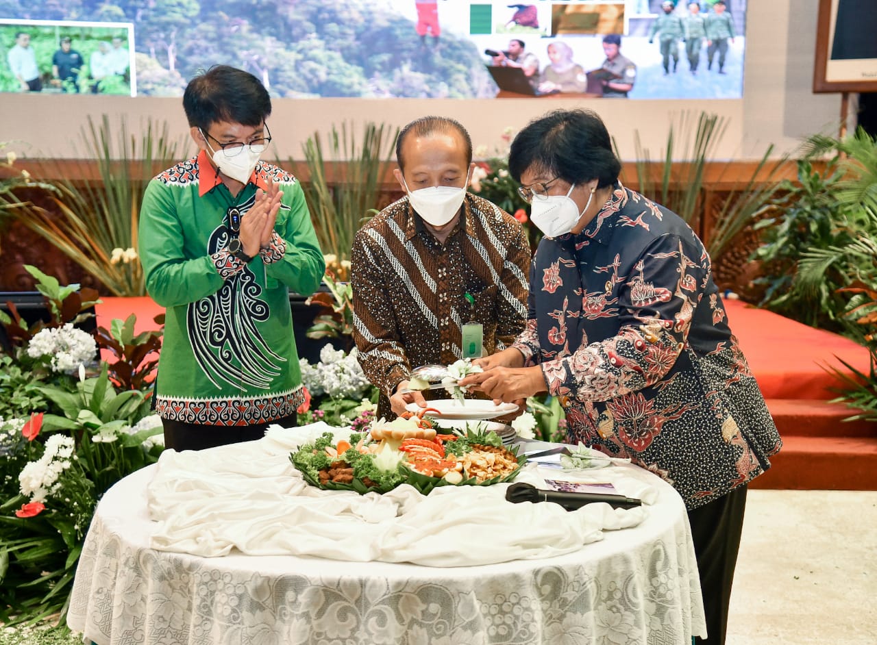 Menteri LHK Siti Nurbaya bagikan tumpeng pada Peringatan Hari Bakti Rimbawan yang digelar luring dan daring di Jakarta, Kamis (31/3),