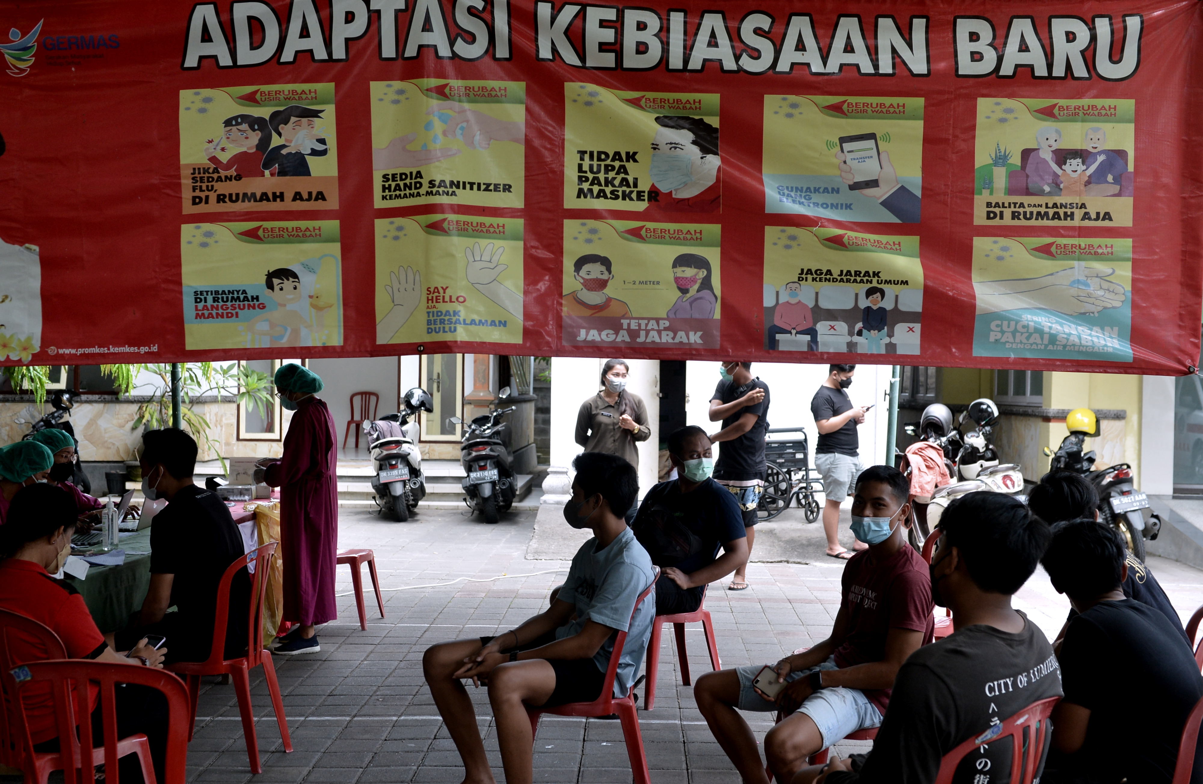 Sejumlah pemuda yang akan mengikuti pawai Ogoh-ogoh antre menjalani tes 'swab' antigen covid-19 di Legian, Badung, Bali, Selasa (1/3/2022)
