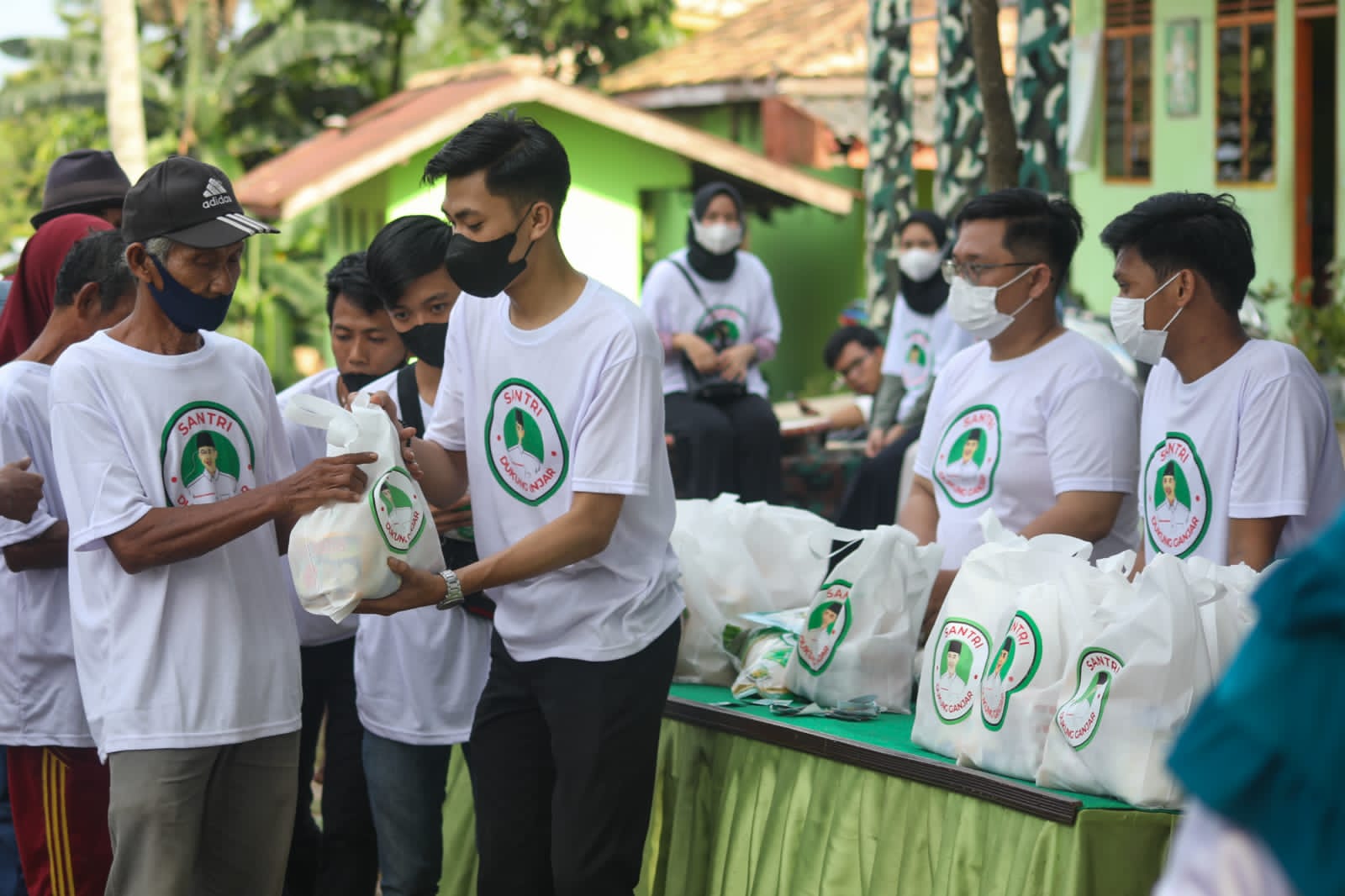 Relawan Ganjar yang berasal dari santri di Sumsel membagikan sembako ke masyarakat, Selasa (22/3)