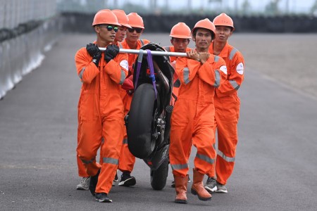 Aksi para marshal di Pertamina Grand Prix of Indonesia