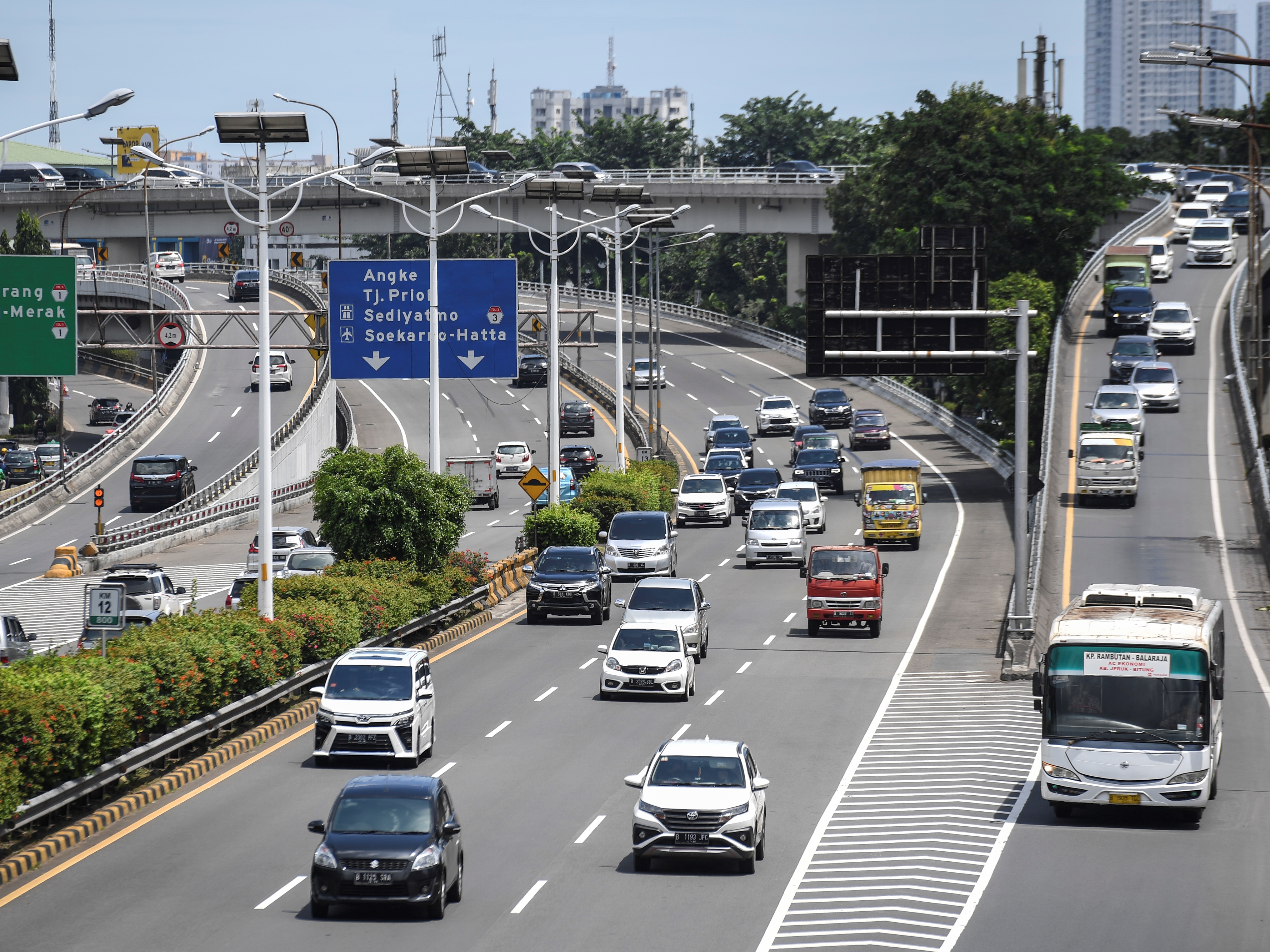 Sejumlah kendaraan melintas di Jalan Tol Dalam Kota, Jakarta, Sabtu (26/2/2022).