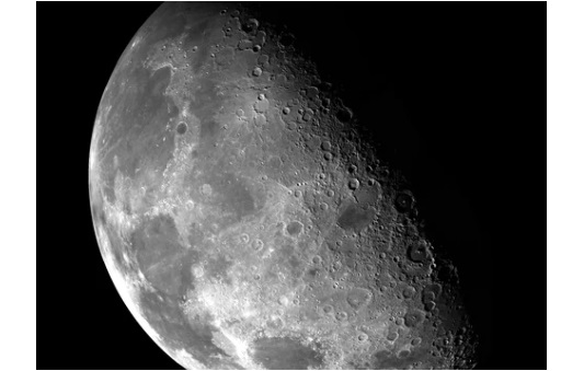 Bulan yang mengorbit bumi.