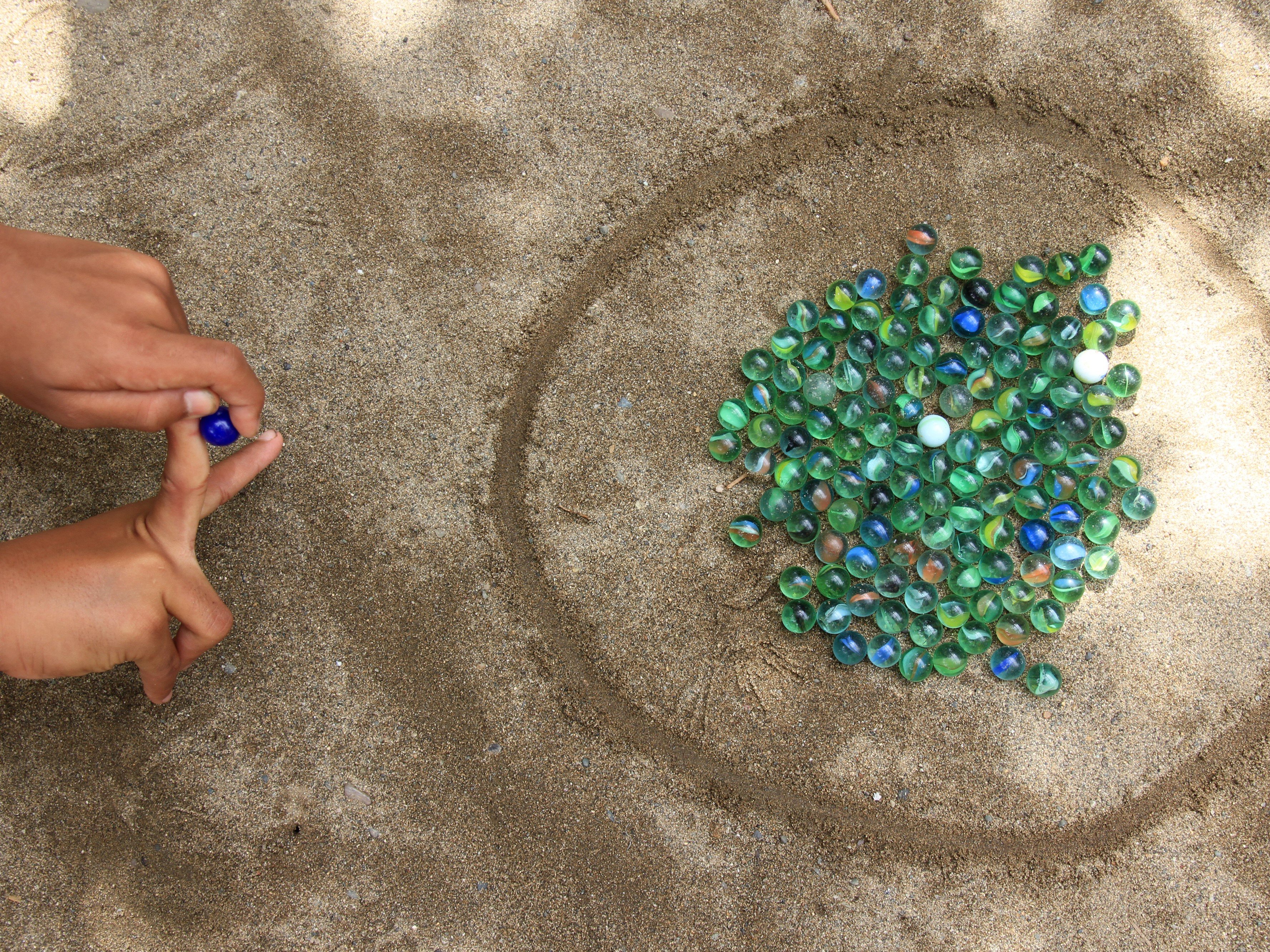  Seorang anak bermain kelereng di halaman rumahnya di Desa Alue Raya, Kecamatan Samatiga, Aceh Barat, Aceh, Senin (30/3/2020).