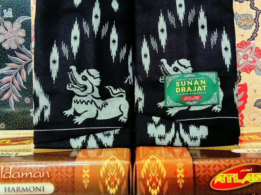 Simbol singo mengkok merupakan warisan Sunan Drajat. Awal dari dakwahnya memakai simbol ini dengan penggunaannya sebagai motif di gamelan.