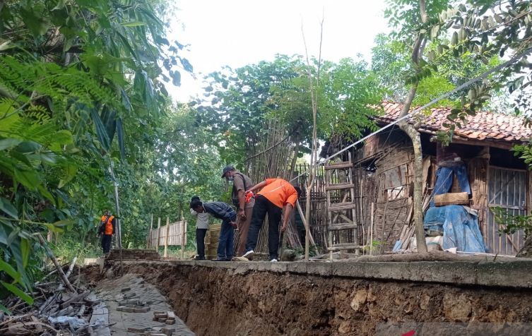 Jalan lingkungan embles di Desa Dasuk, Pamekasan, Madura, Jawa Timur, Rabu (9/3/2022) akibat banjir dan hujan deras.