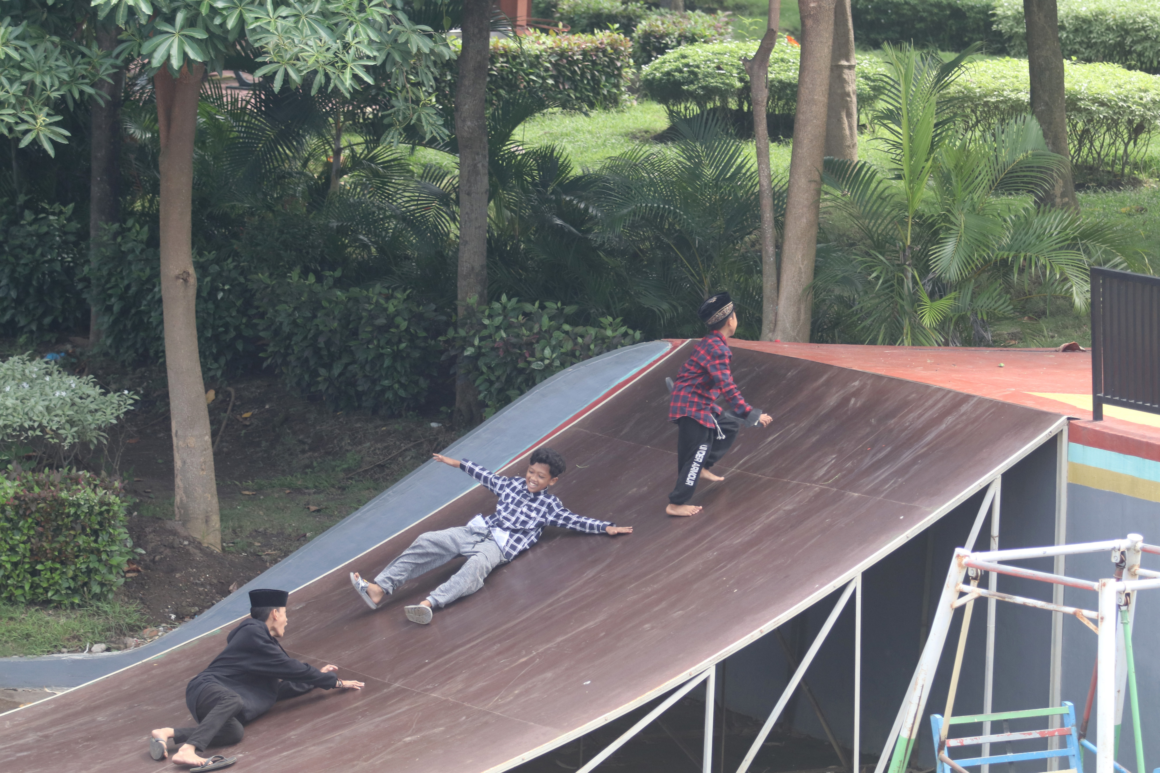 anak-anak bermain di Taman Brantas yang kembali dibuka di Kota Kediri, Jawa Timur, Sabtu (19/2/2021)