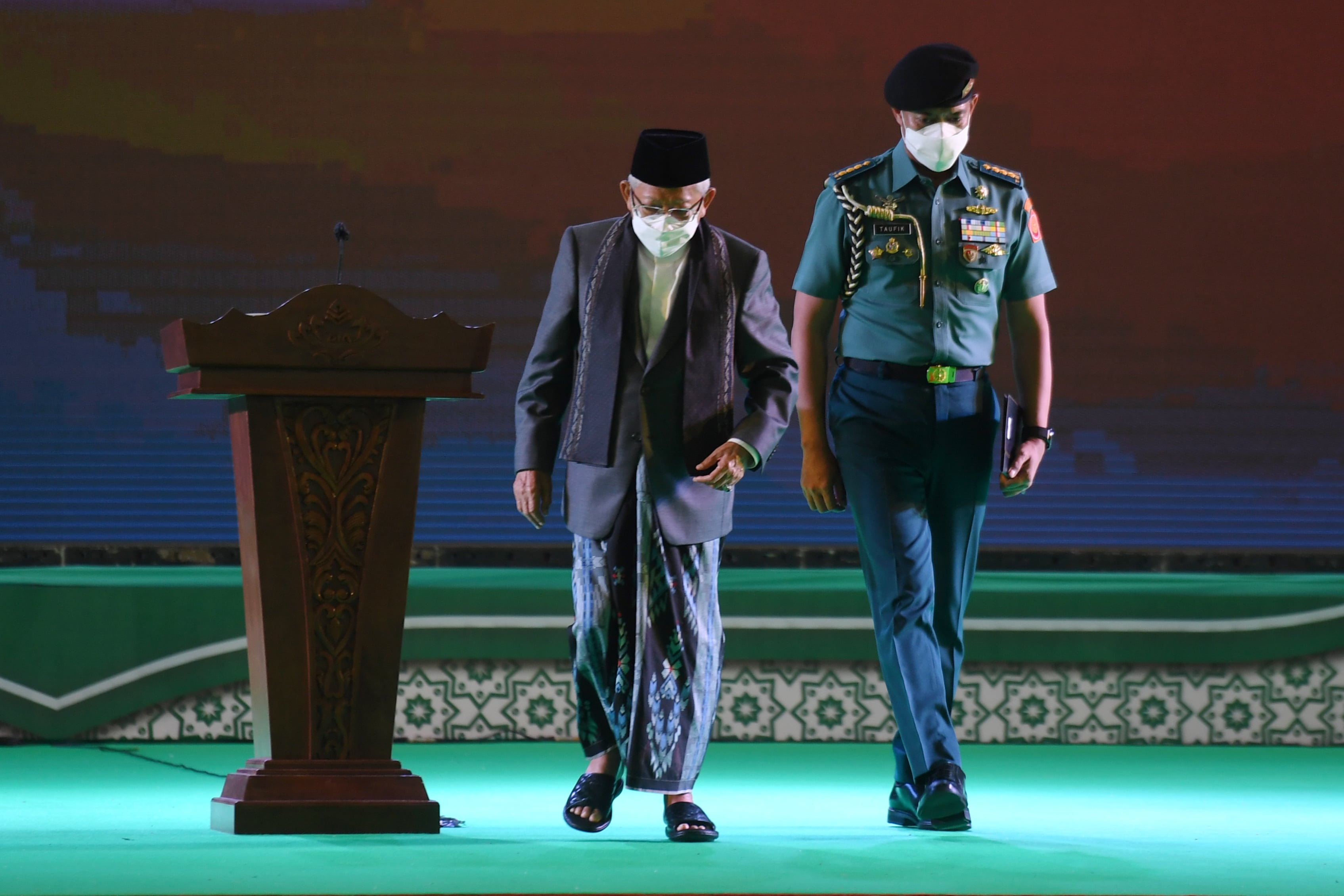 Wakil Presiden Ma'ruf Amin berjalan seusai memberikan sambutan pada suatu acara.