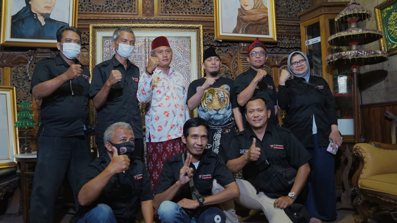 Relawan Sahabat Ganjar saat mendatangi Pondok Pesantren yang dipimpin Ujang Bustomi