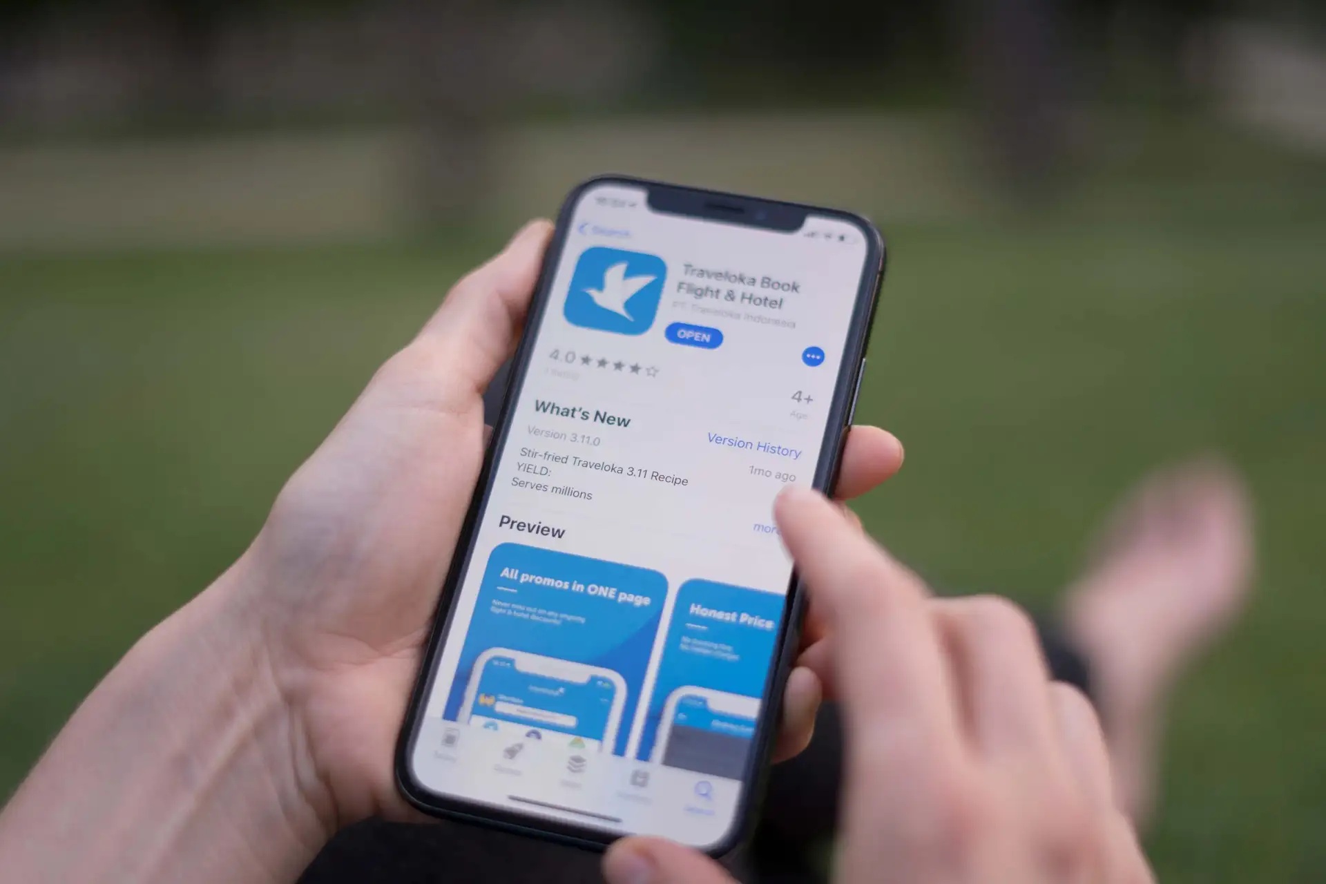 Aplikasi Traveloka pada smartphone.