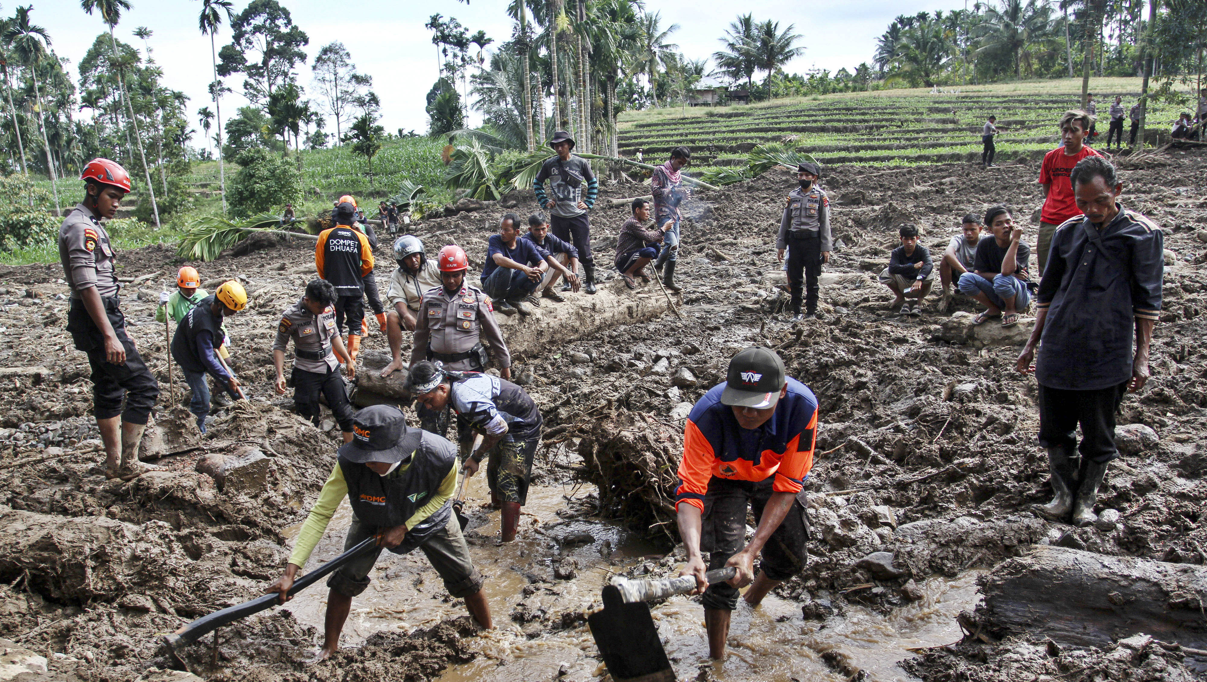 Petugas gabungan melakukan pencarian korban longsor di Kabupaten Pasaman akibat gempa 6,1 SR.