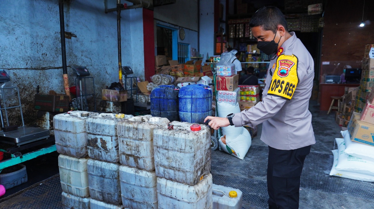 Kapolres Klaten AKB Eko Prasetyo saat memonitor ketersediaan minyak goreng