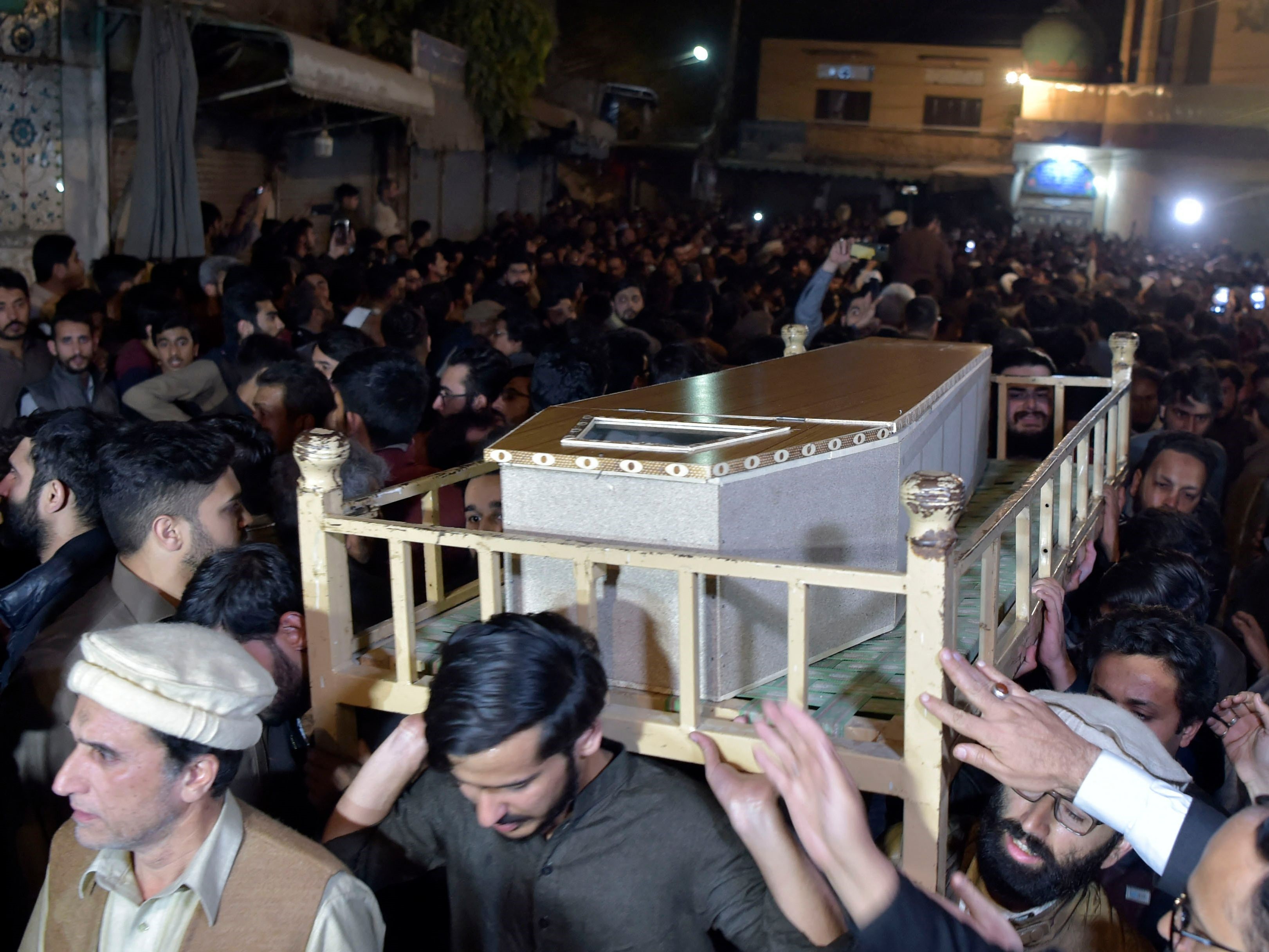 Pelayat membawa peti mati korban ledakan selama pemakaman menyusul ledakan bom di masjid Syiah, Peshawar, pada 4 Maret 2022.