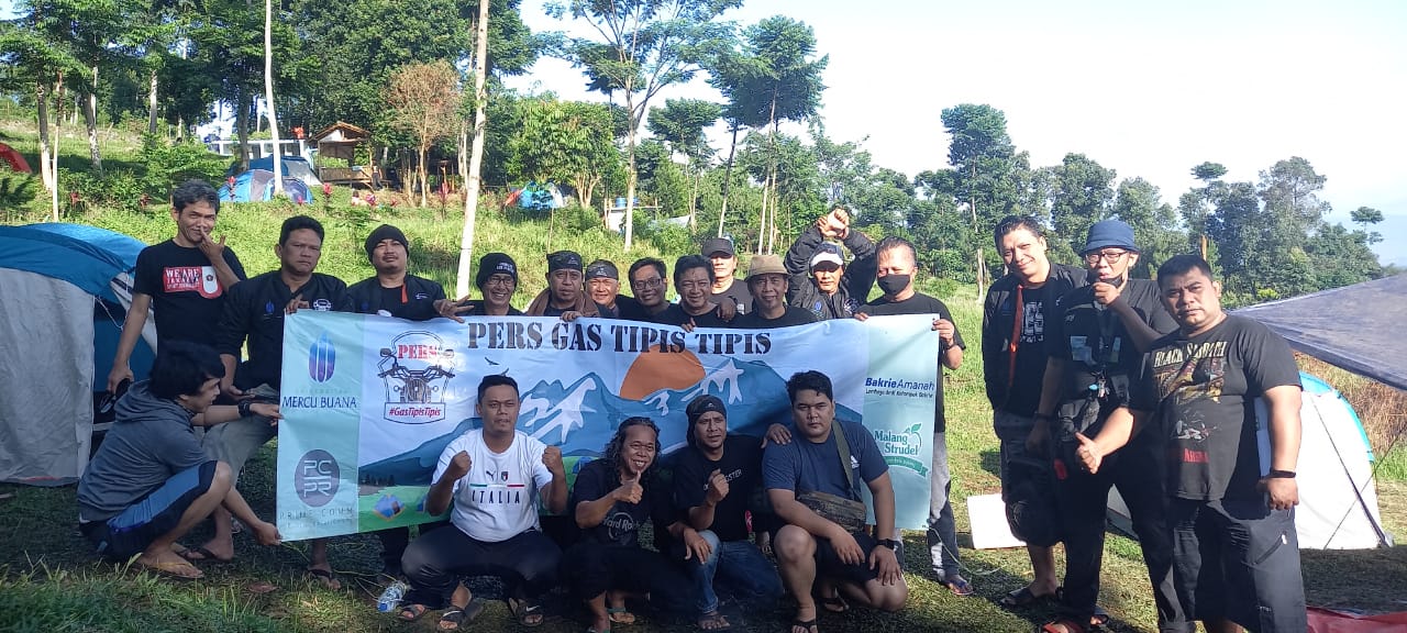 Kolaborasi UMB dan Jurnalis Bersihkan Bumi Perkemahan Gunung Bunder